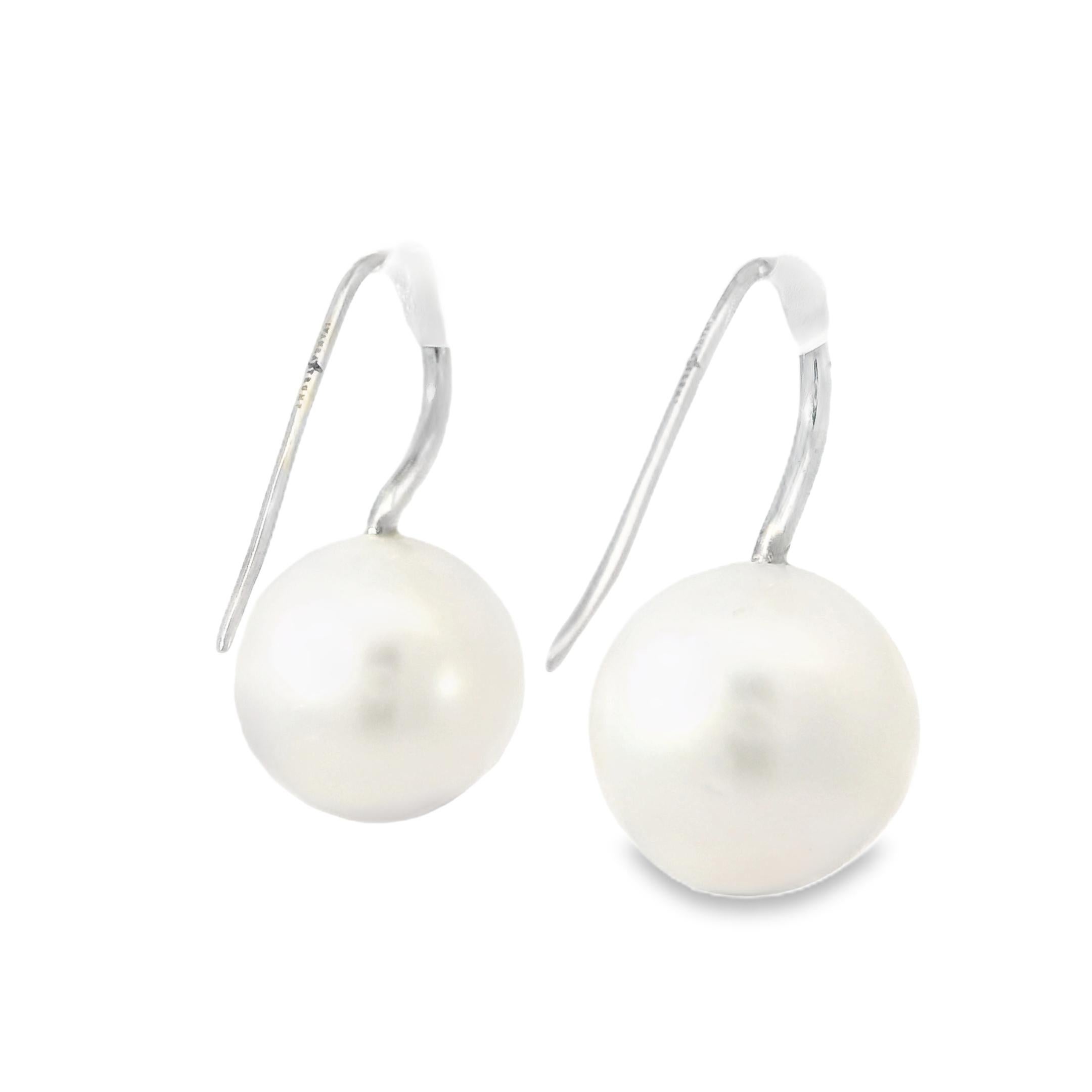 Ivanka Trump Boucles d'oreilles en fil de fer français avec perles des mers du Sud et diamants naturels En stock en vente 2