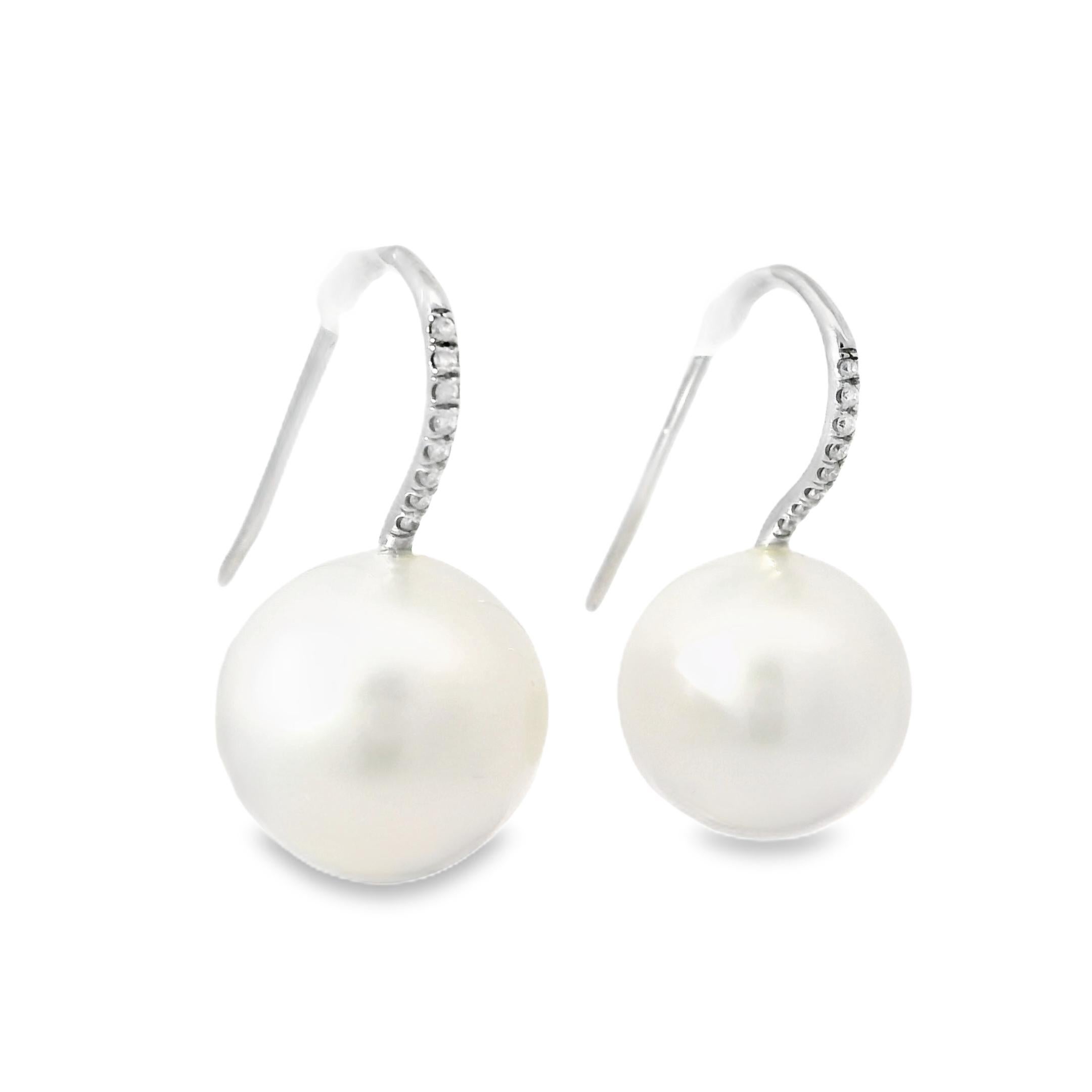 Ivanka Trump Boucles d'oreilles en fil de fer français avec perles des mers du Sud et diamants naturels En stock en vente 3
