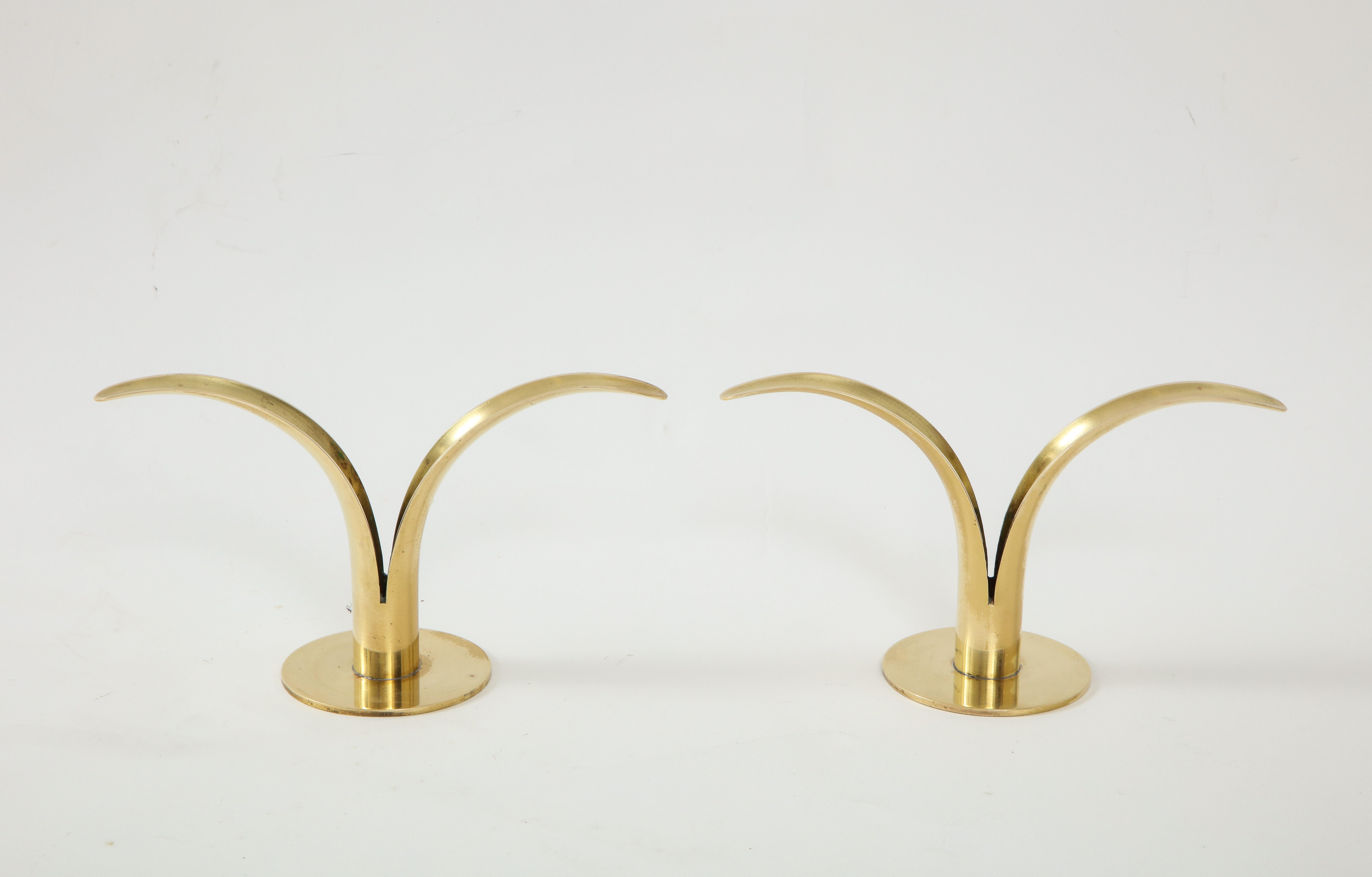 Paire de chandeliers modernes suédois en laiton conçus par Ivar Ahlenius Bjork pour Ystad. Estampillé.