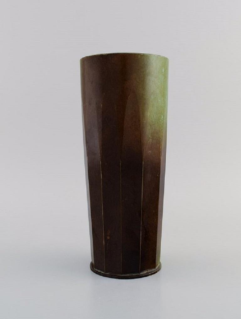 Ivar Ålenius Björk (1905-1978) pour Ystad Brons. 
Vase en bronze patiné. Design suédois, milieu du 20e siècle.
Mesures : 23 x 9,5 cm.
En parfait état.
Estampillé.