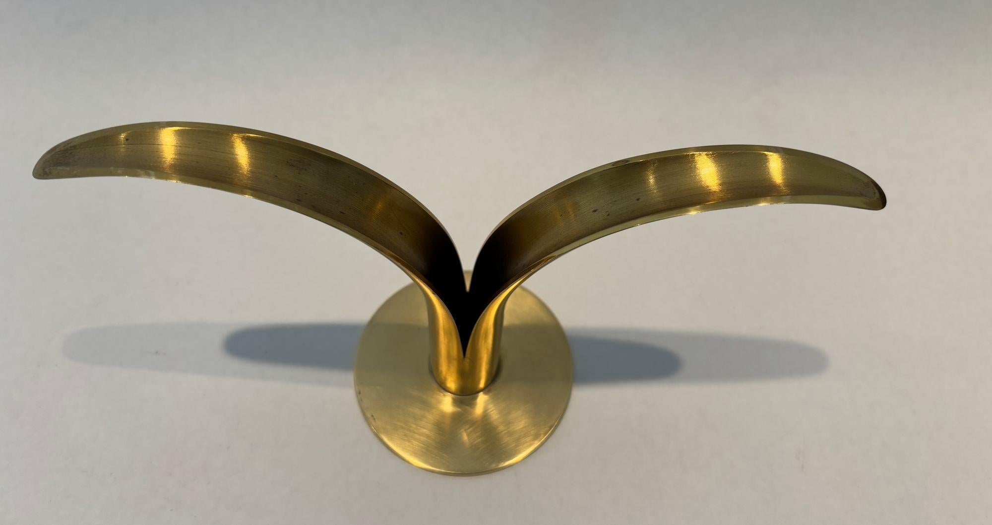Candeliere organico in metallo vintage, disegnato da Ivar Åhlenius Björk per Ystad-Metall.
Progettato nel 1939 per il Padiglione Scandinavo dell'Esposizione Universale di New York del 1939.
Il bastone per candele Lily è stato prodotto da