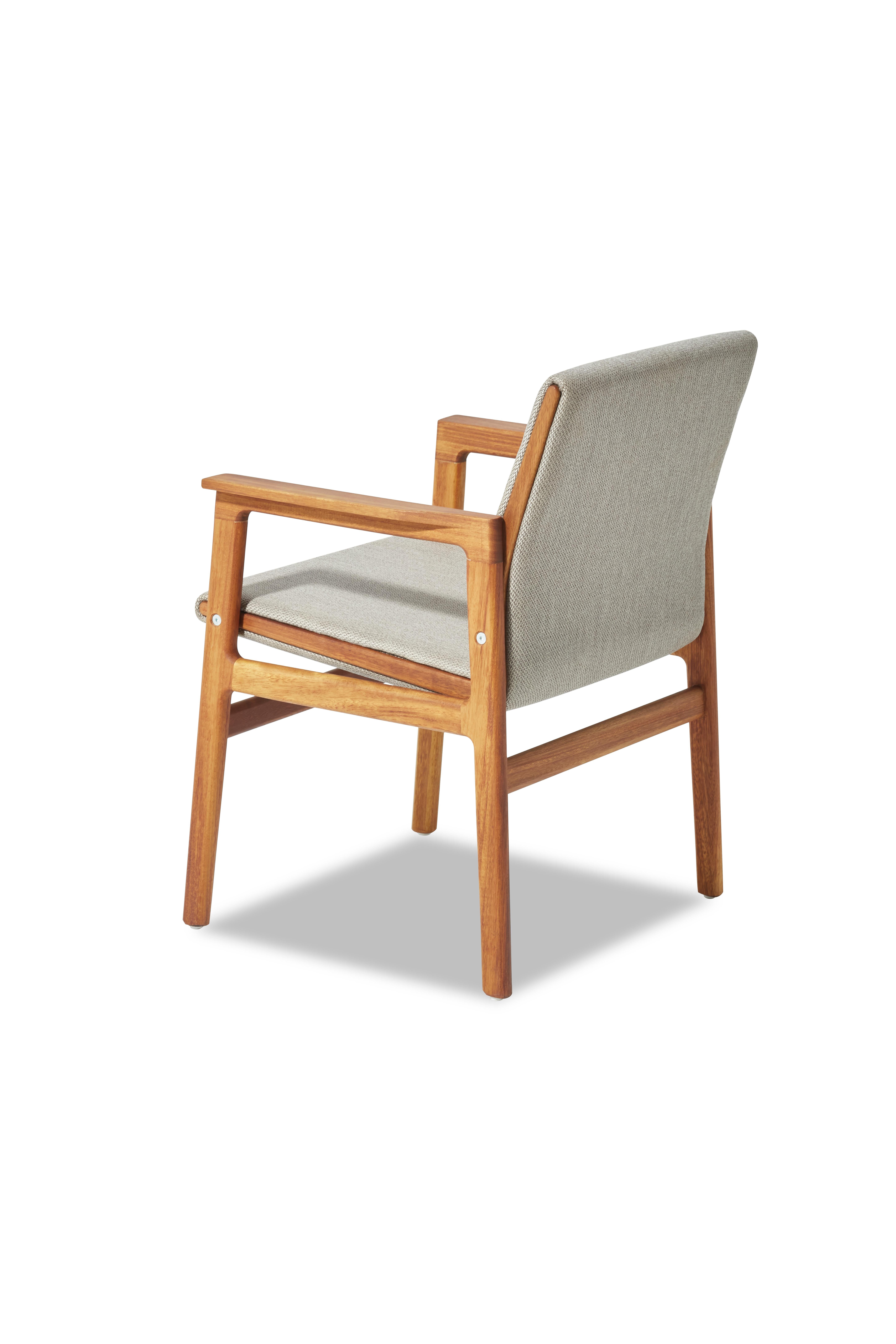 IVAR Esstischsessel für den Außenbereich aus massivem Iroko Taupe e von Contemporary Design Works im Zustand „Neu“ im Angebot in Miami, FL