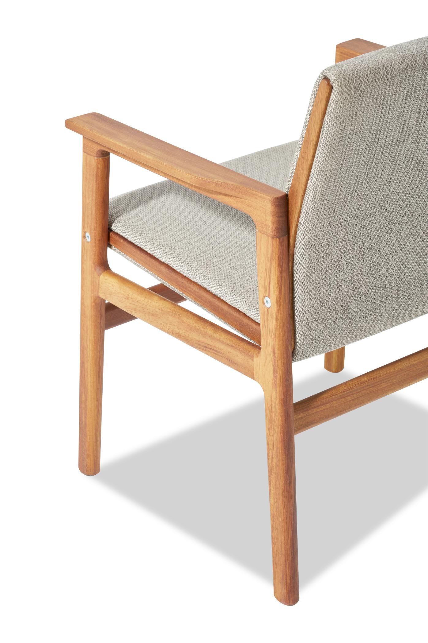 IVAR Esstischsessel für den Außenbereich aus massivem Iroko Taupe e von Contemporary Design Works (21. Jahrhundert und zeitgenössisch) im Angebot