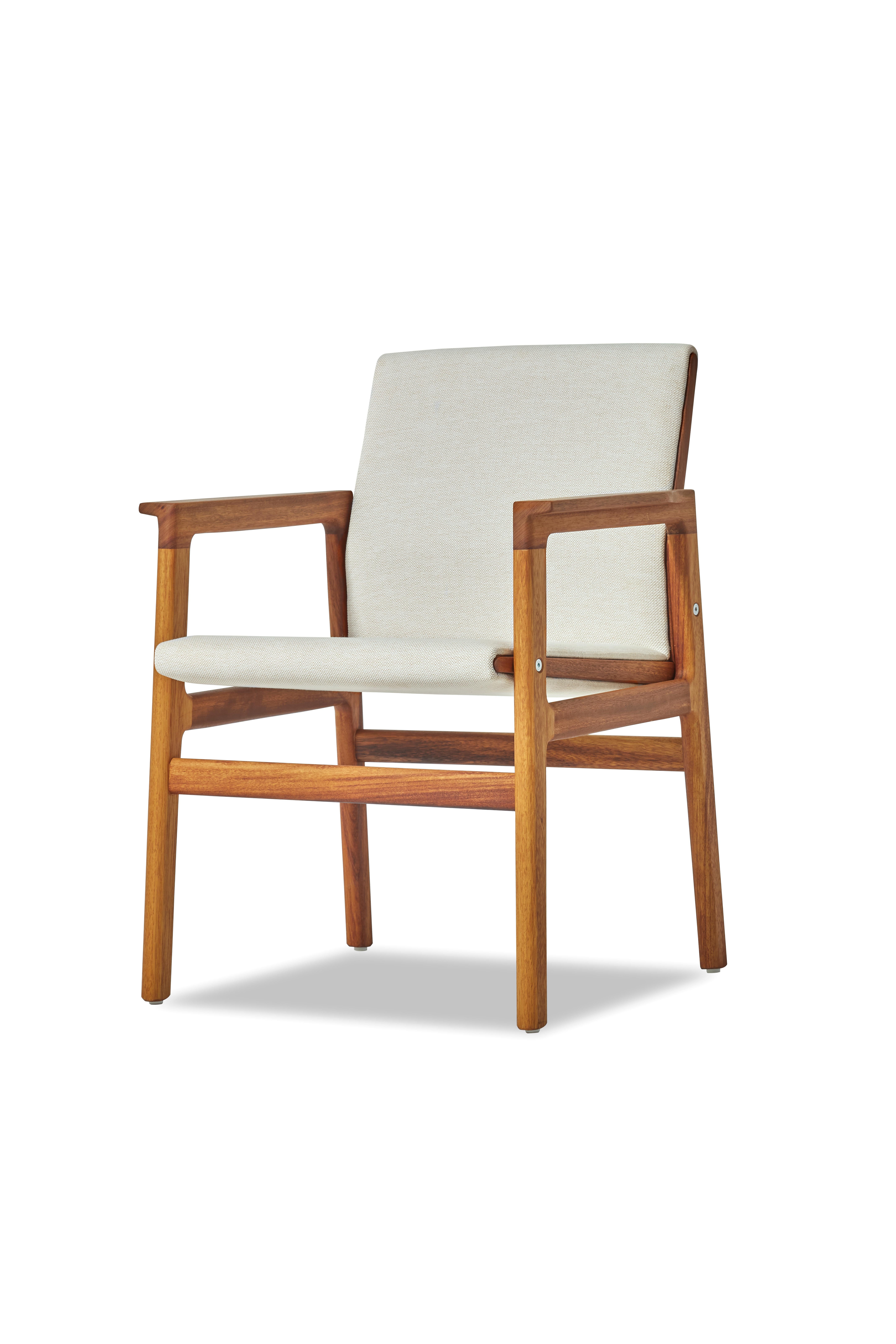 El Sillón Ivar de Contemporary Design Works es una refinada fusión de elegancia, artesanía y comodidad ergonómica diseñada para elevar la vida contemporánea en exteriores. Fabricado a mano en Bodrum (Turquía) con madera maciza de iroko, Ivar ofrece