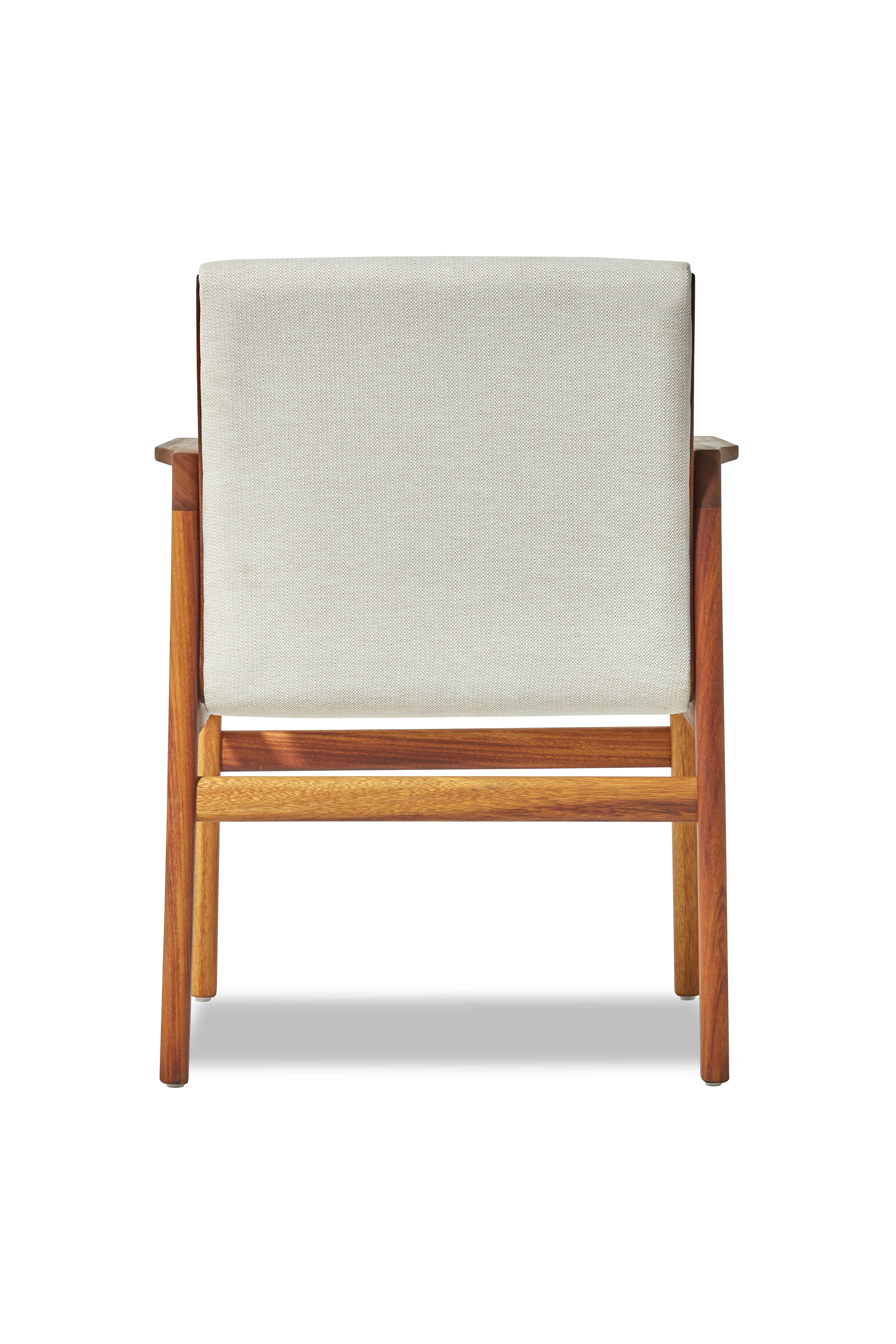 Sillón de comedor para exterior IVAR de madera maciza de iroko blanco por Contemporary Design Works Teca en venta
