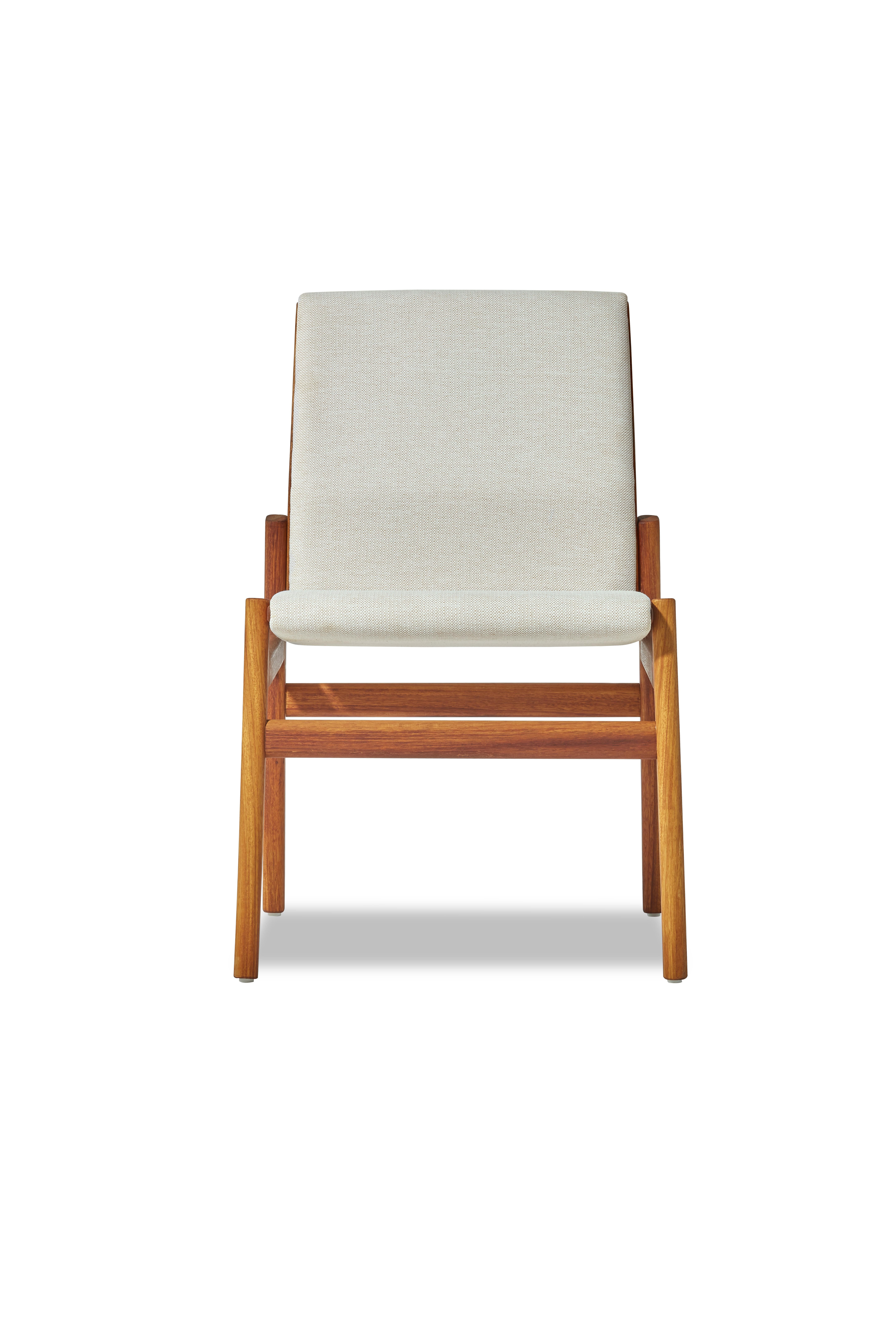 Der Ivar Chair von Contemporary Design Works ist eine raffinierte Verschmelzung von Eleganz, Handwerkskunst und ergonomischem Komfort, die das moderne Leben im Freien aufwertet. Ivar wird in Bodrum, Türkei, aus massivem Iroko-Holz handgefertigt und
