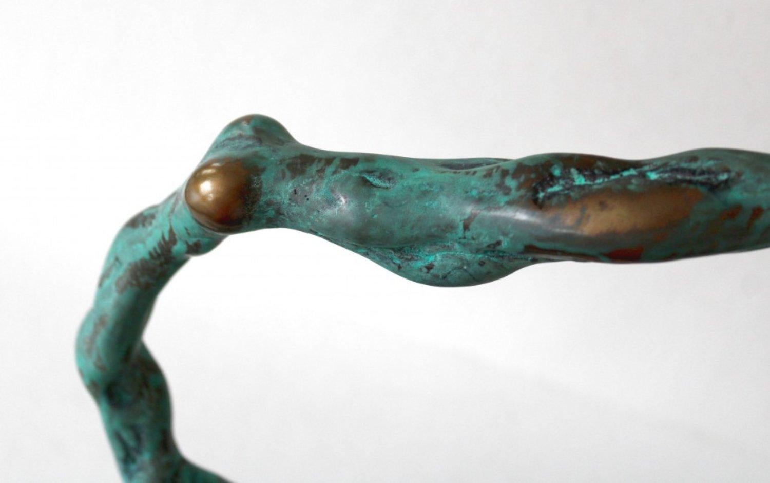 Ivars Miķelsons (1962) - Ich will noch schlafen  Bronze H 66 cm; B 30 cm; L 40 cm (Gold), Figurative Sculpture, von Ivars Mikelsons