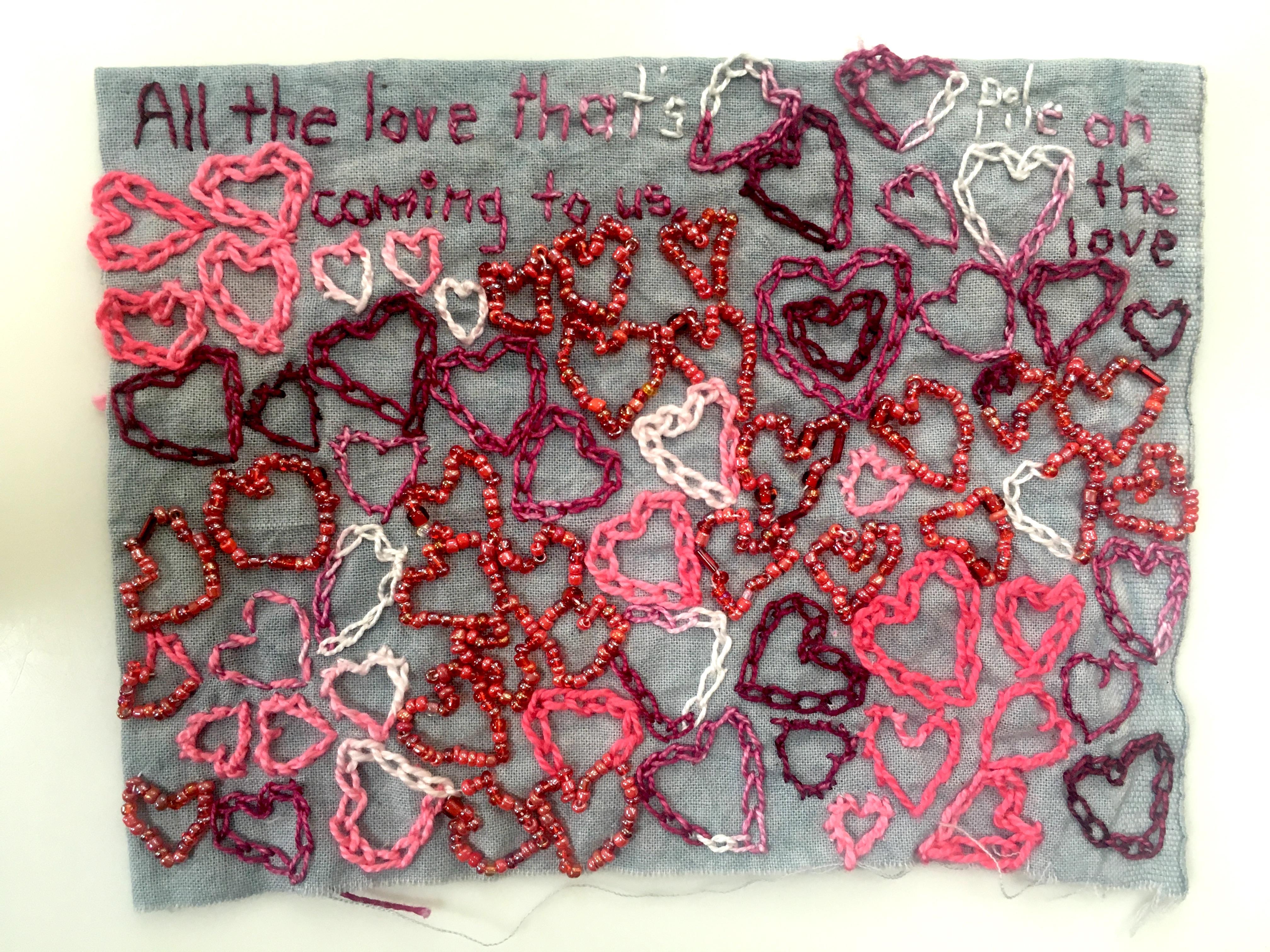 All the Love - ricamo narrativo d'amore bianco e rosa su tessuto vintage grigio - Mixed Media Art di Iviva Olenick