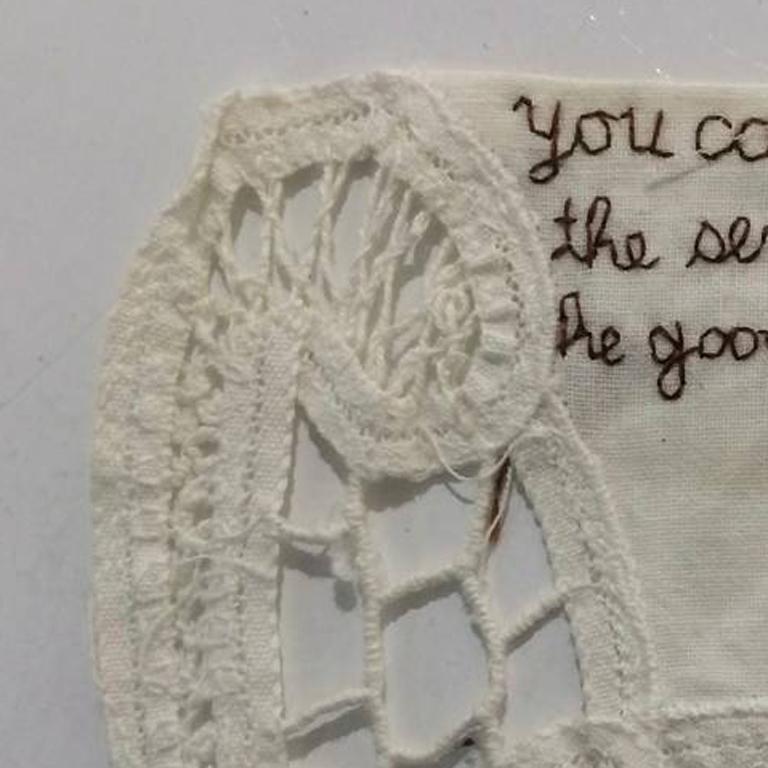 Can Tell From the Sex - ricamo scritto su tessuto - Mixed Media Art Contemporaneo di Iviva Olenick