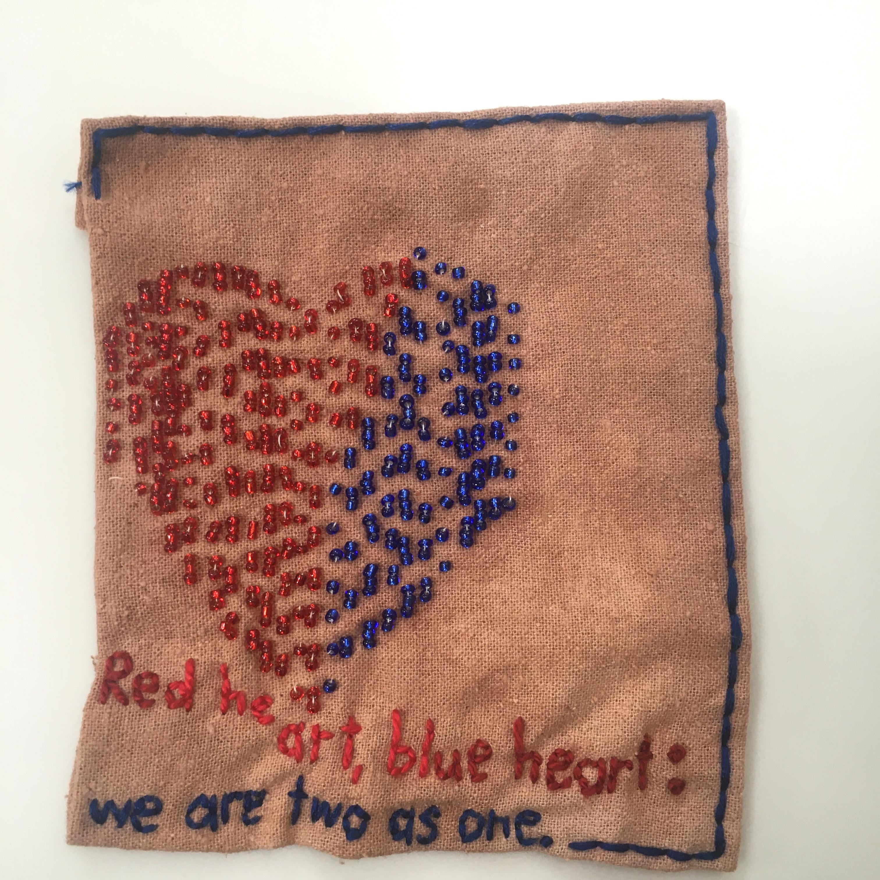 Heart - Love, erzählerische Stickerei mit blauen roten Perlen auf braunem Vintage-Stoff – Mixed Media Art von Iviva Olenick
