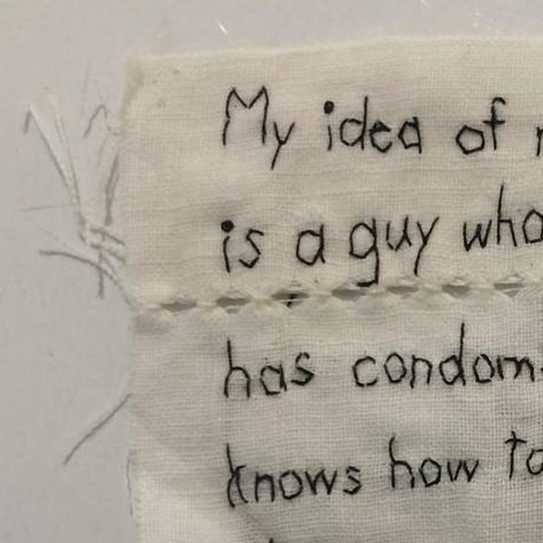 Idea de Romance- bordado escrito sobre tela - Mixed Media Art Contemporáneo de Iviva Olenick