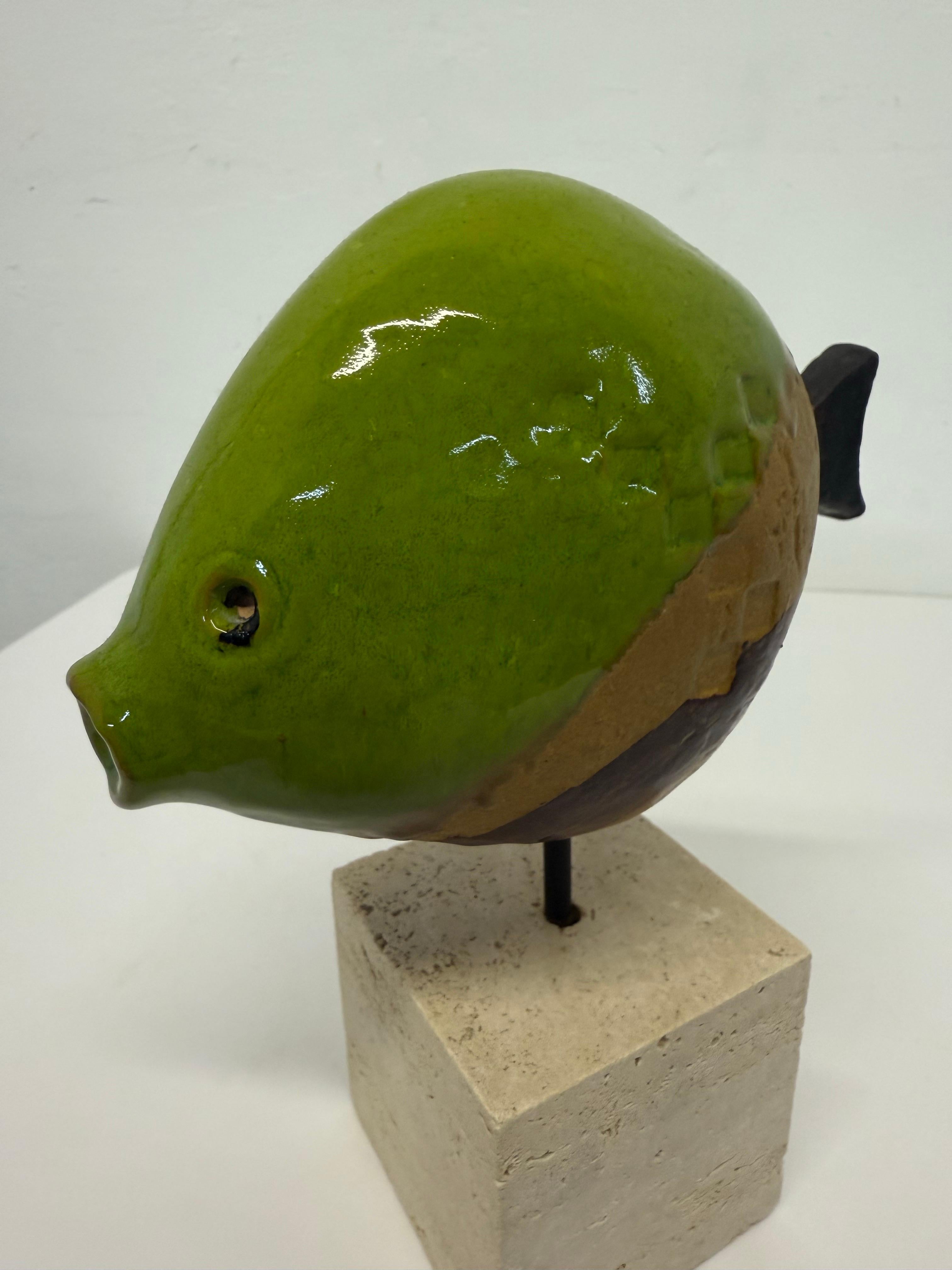 Escultura de pez de cerámica esmaltada de Ivo De Santis sobre base de travertino para Gli Estruschi en venta 2