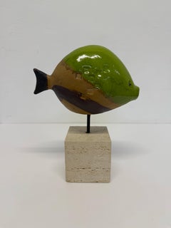 Escultura de pez de cerámica esmaltada de Ivo De Santis sobre base de travertino para Gli Estruschi