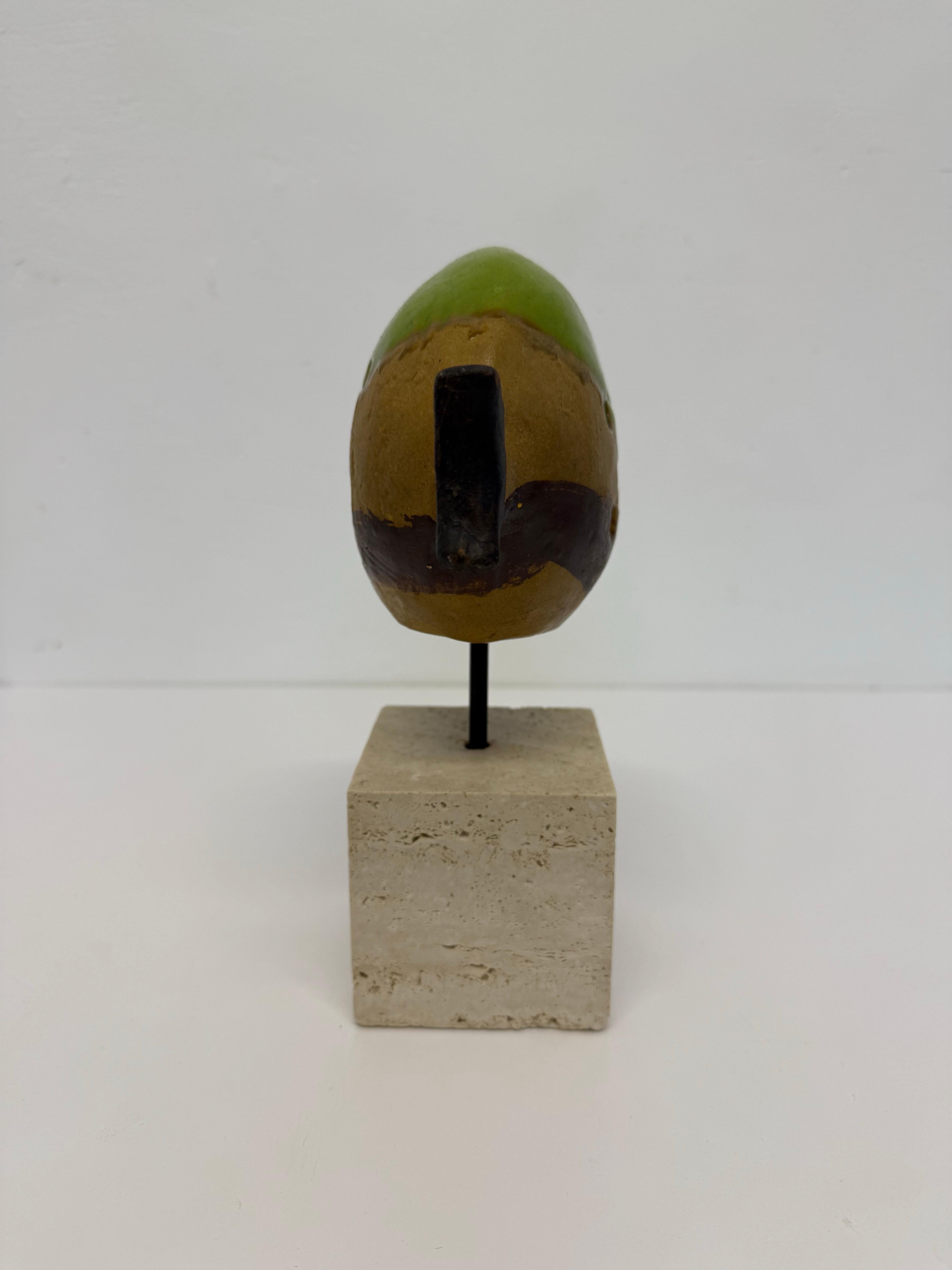 Escultura de pez de cerámica esmaltada de Ivo De Santis sobre base de travertino para Gli Estruschi Moderno de mediados de siglo en venta