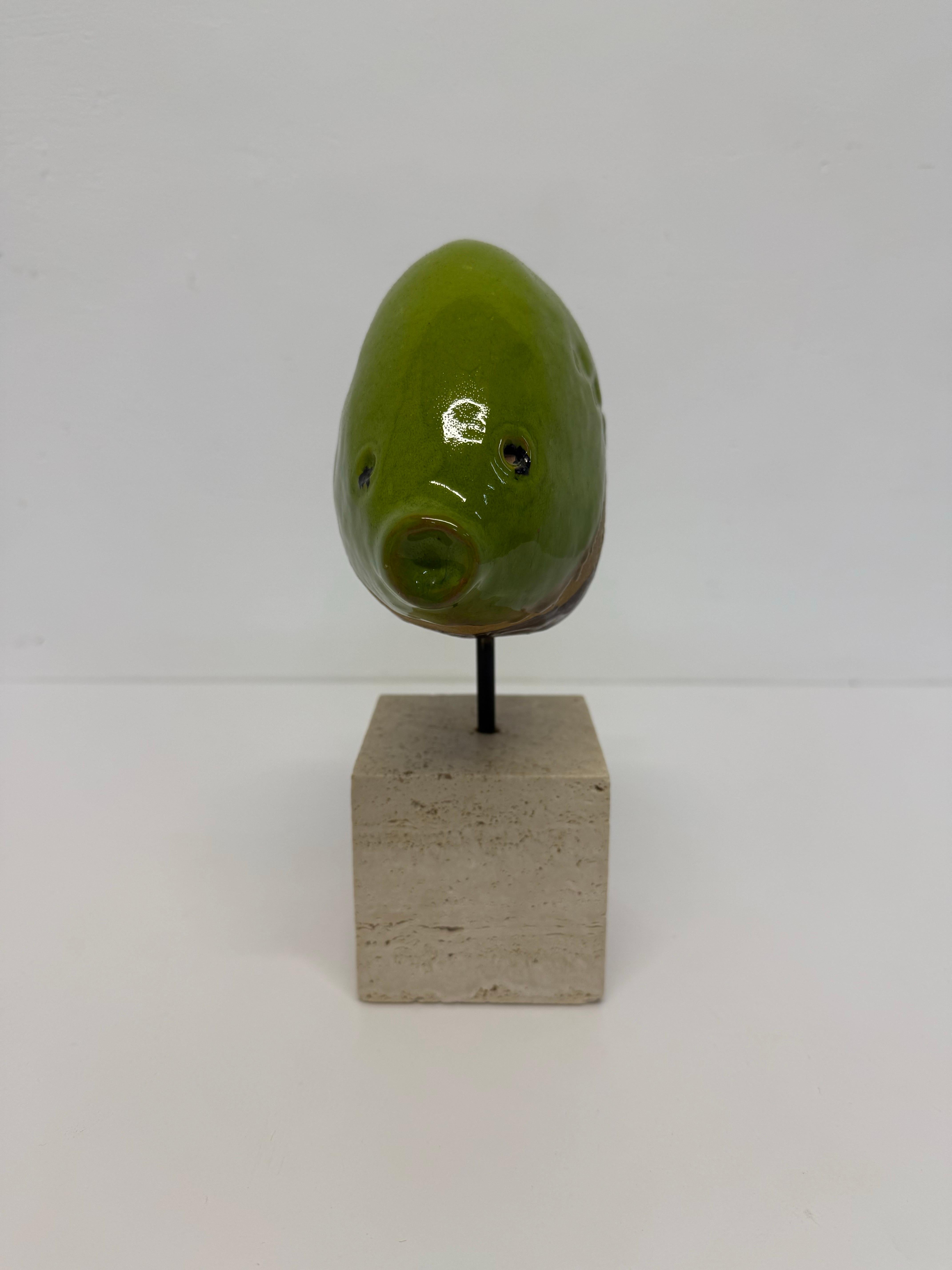 Escultura de pez de cerámica esmaltada de Ivo De Santis sobre base de travertino para Gli Estruschi Hecho a mano en venta