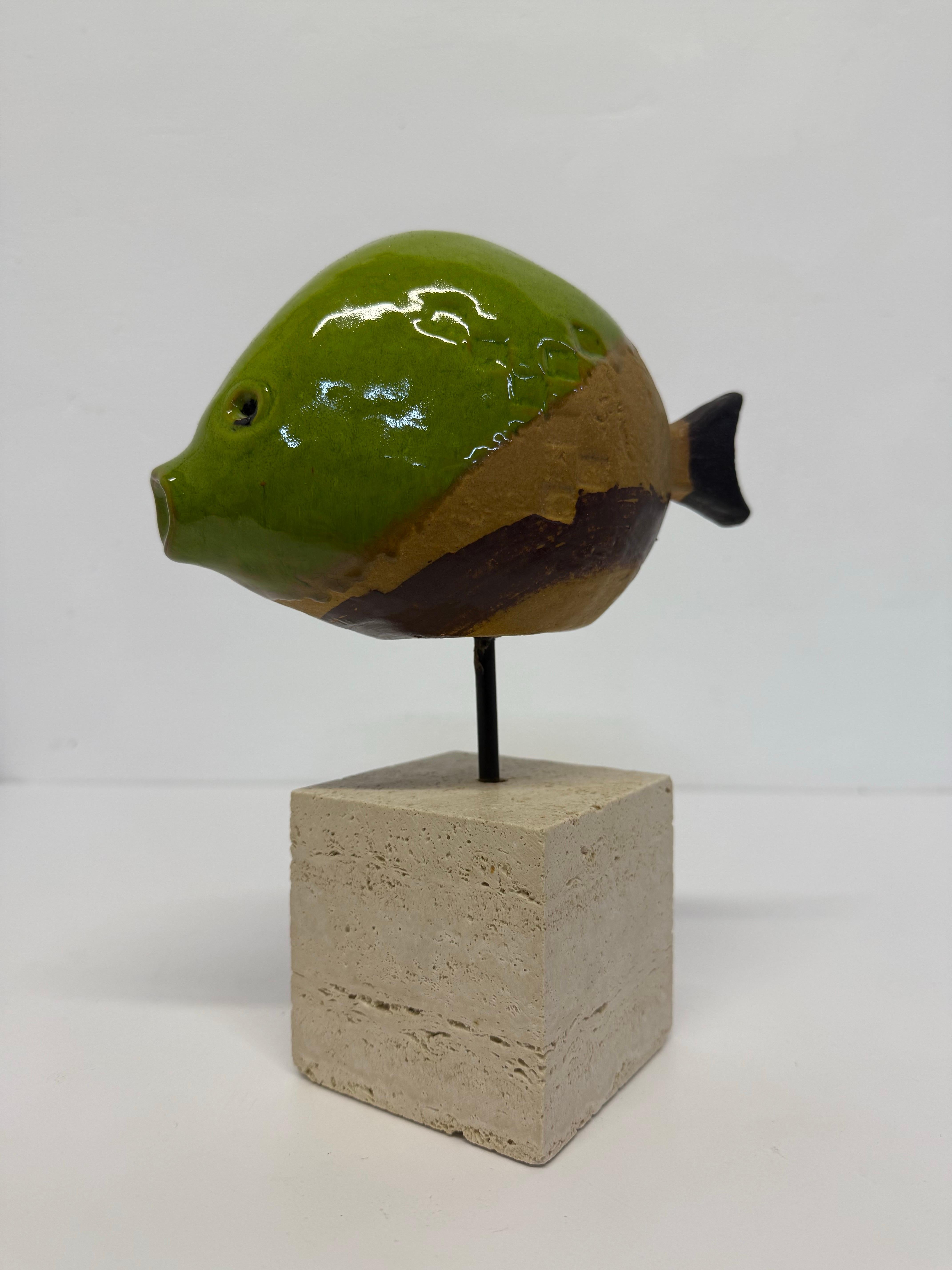 Escultura de pez de cerámica esmaltada de Ivo De Santis sobre base de travertino para Gli Estruschi en Bueno estado para la venta en Miami, FL