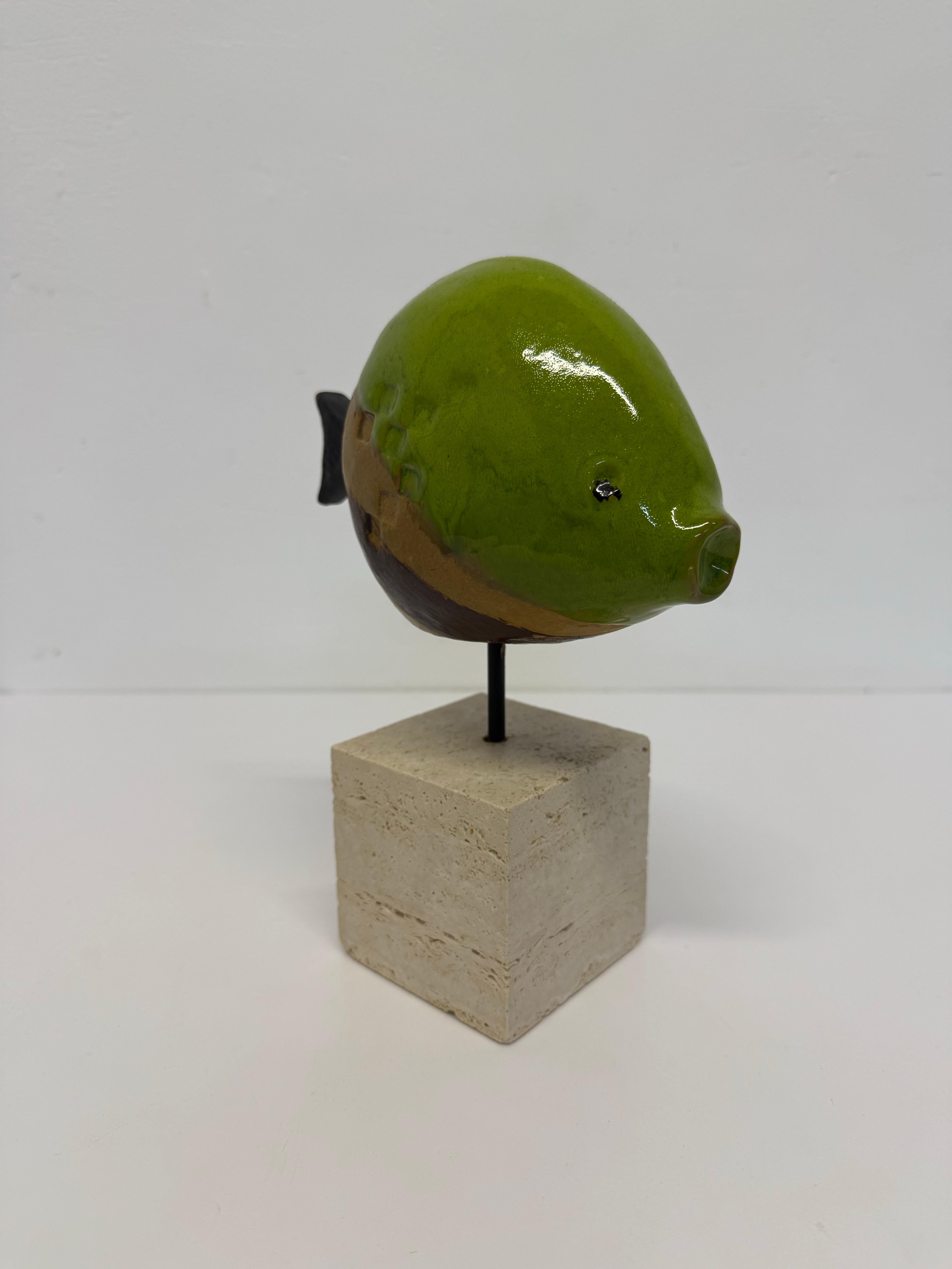 Escultura de pez de cerámica esmaltada de Ivo De Santis sobre base de travertino para Gli Estruschi siglo XX en venta