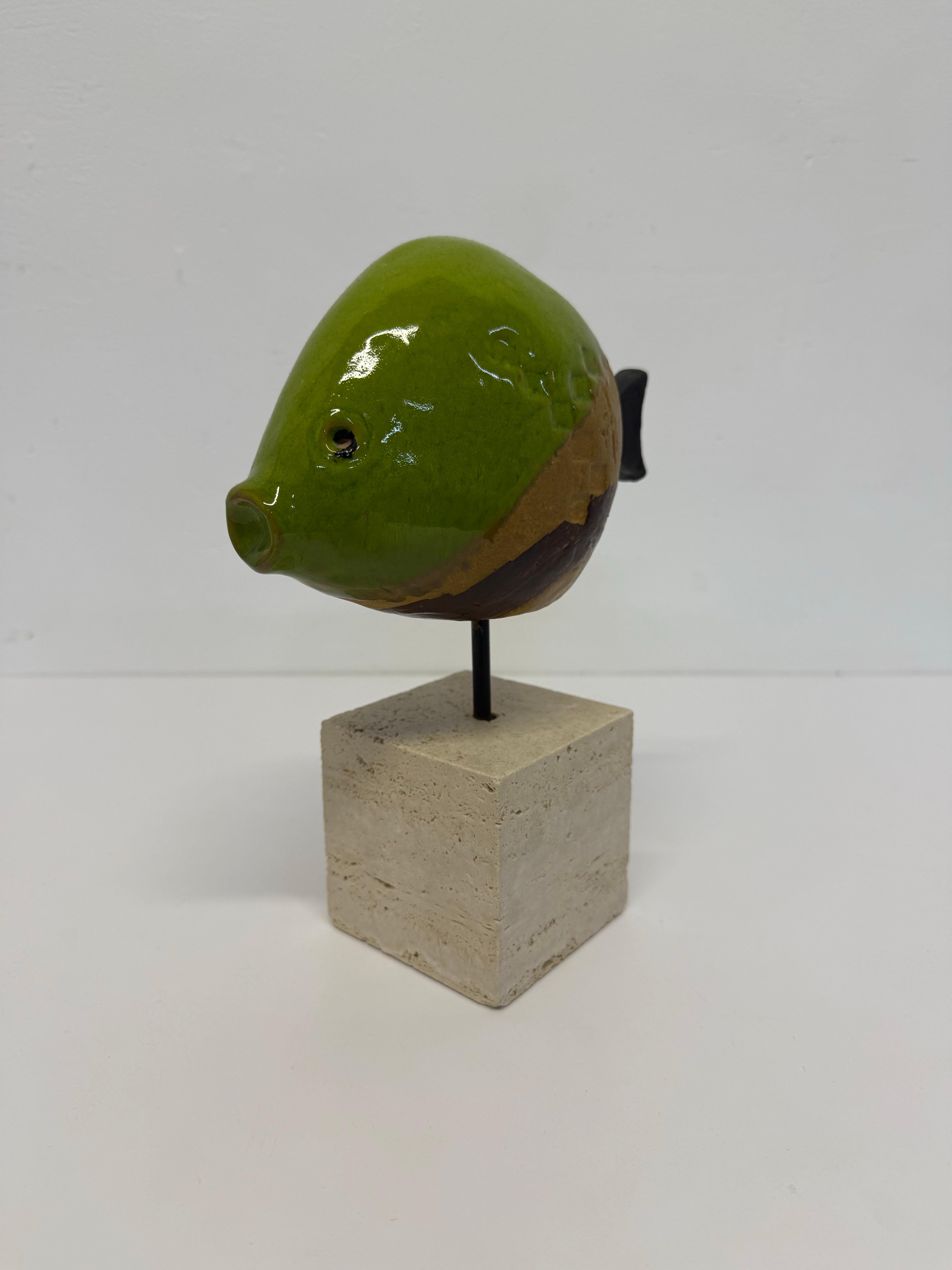 Escultura de pez de cerámica esmaltada de Ivo De Santis sobre base de travertino para Gli Estruschi Arcilla en venta