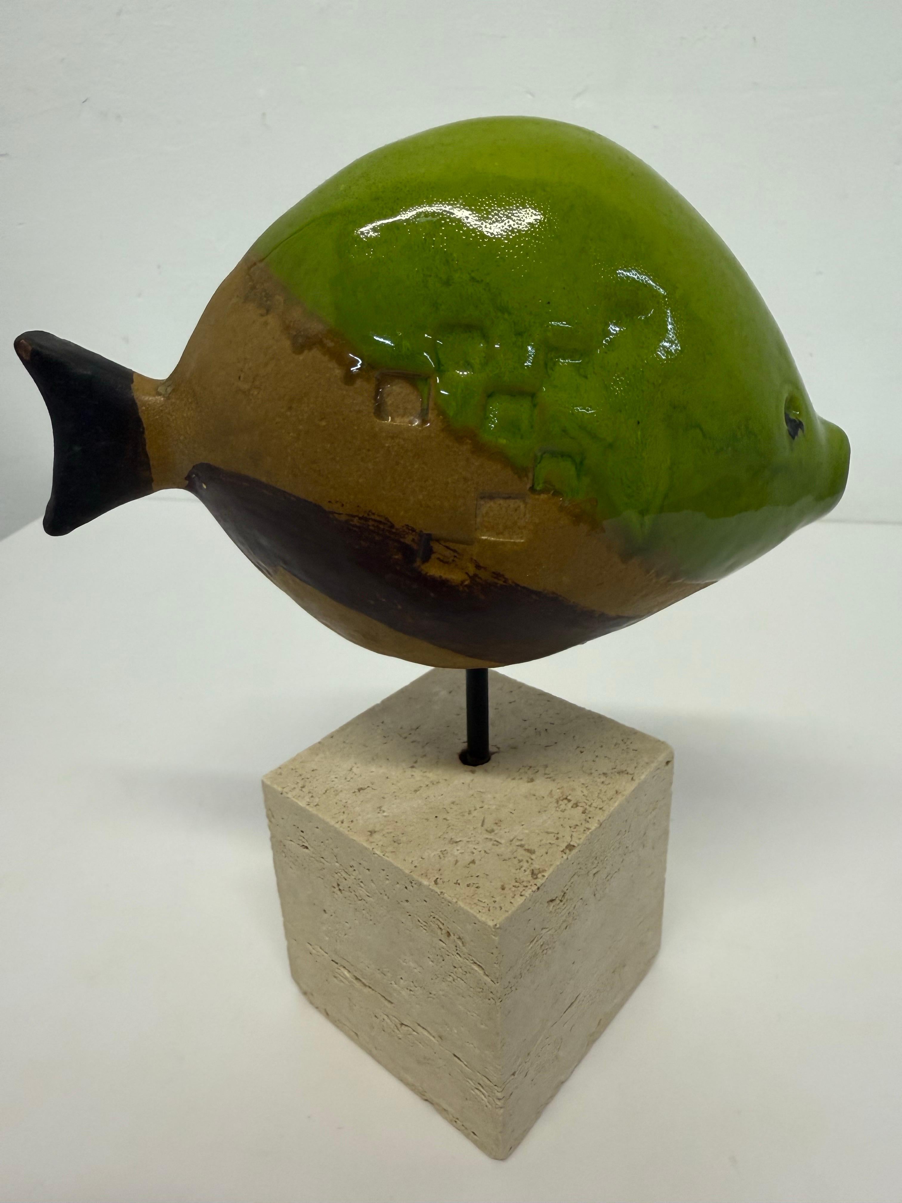 Escultura de pez de cerámica esmaltada de Ivo De Santis sobre base de travertino para Gli Estruschi en venta 1