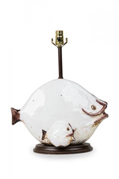 Lampe de bureau italienne en céramique ivoire à motifs poissons Gli Etruschi, milieu du siècle dernier