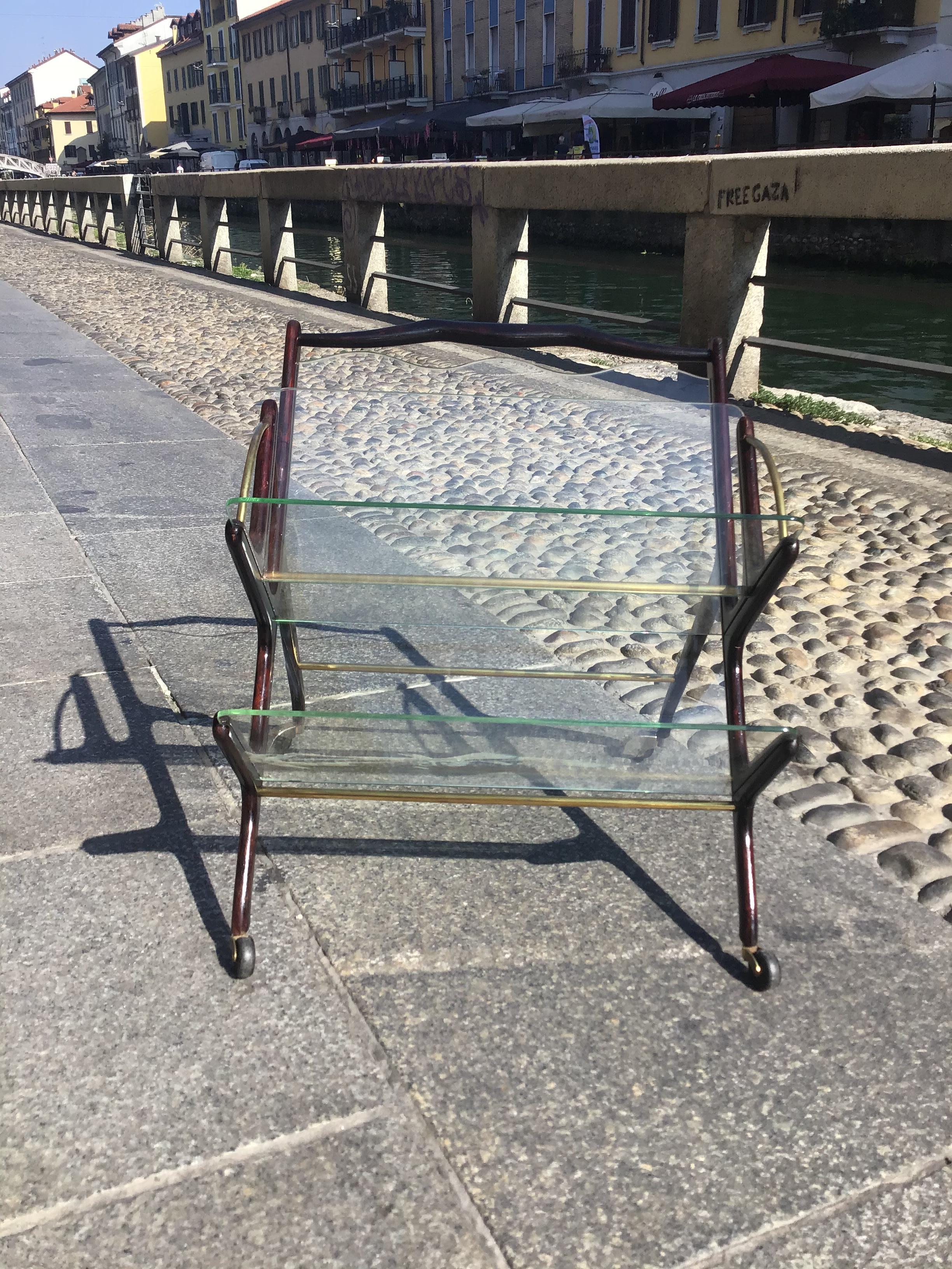 Ivo Parisi Porte-magazine  à roulettes à trois compartiments Laiton bois verre 1950 Itali en vente 3
