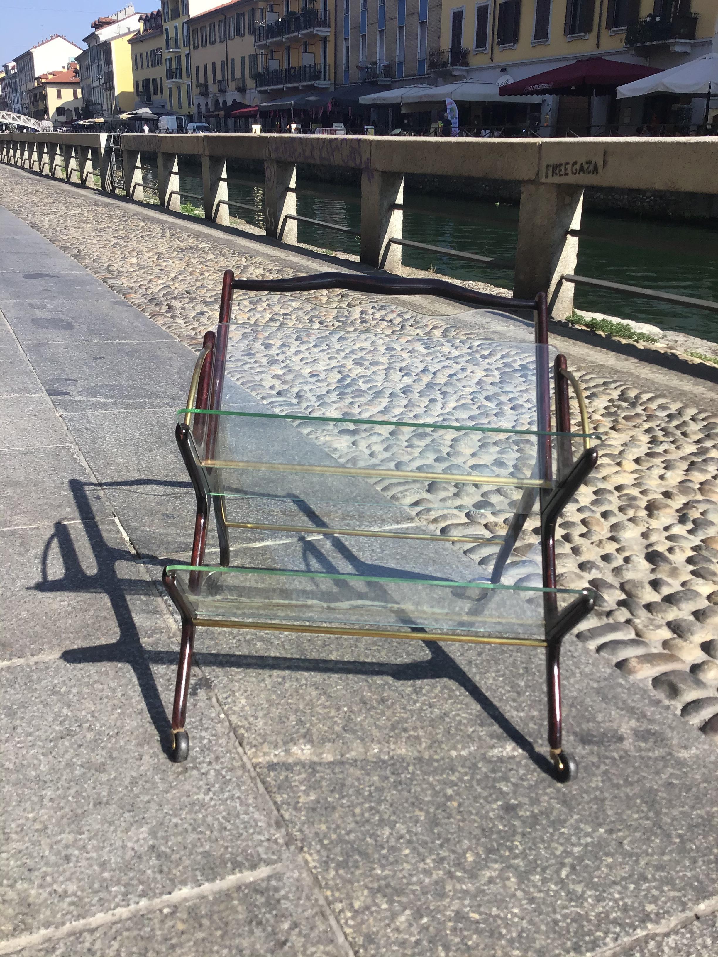 Ivo Parisi Porte-magazine  à roulettes à trois compartiments Laiton bois verre 1950 Itali en vente 4