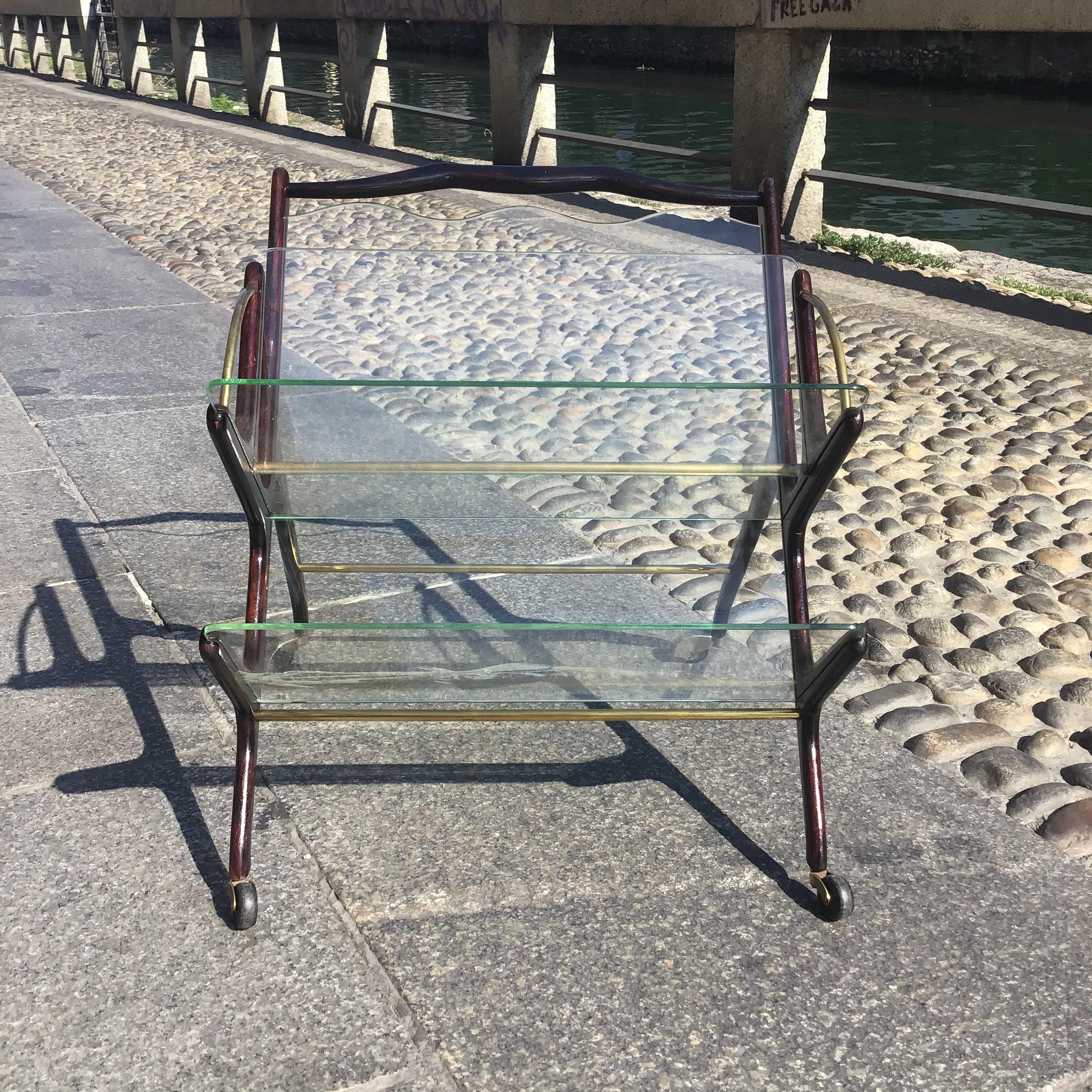 Ivo Parisi Porte-magazine  à roulettes à trois compartiments Laiton bois verre 1950 Itali en vente 5