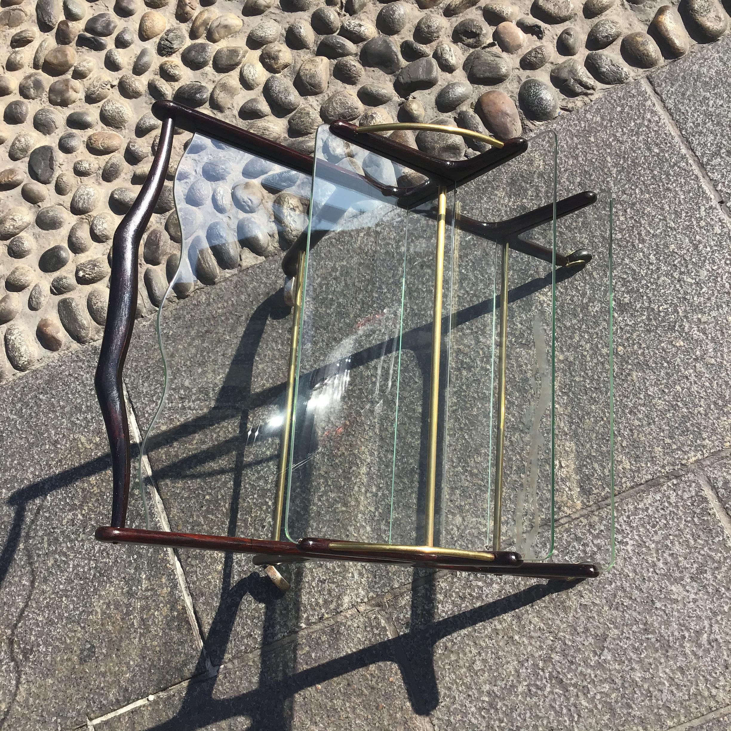 Ivo Parisi Porte-magazine  à roulettes à trois compartiments Laiton bois verre 1950 Itali en vente 7