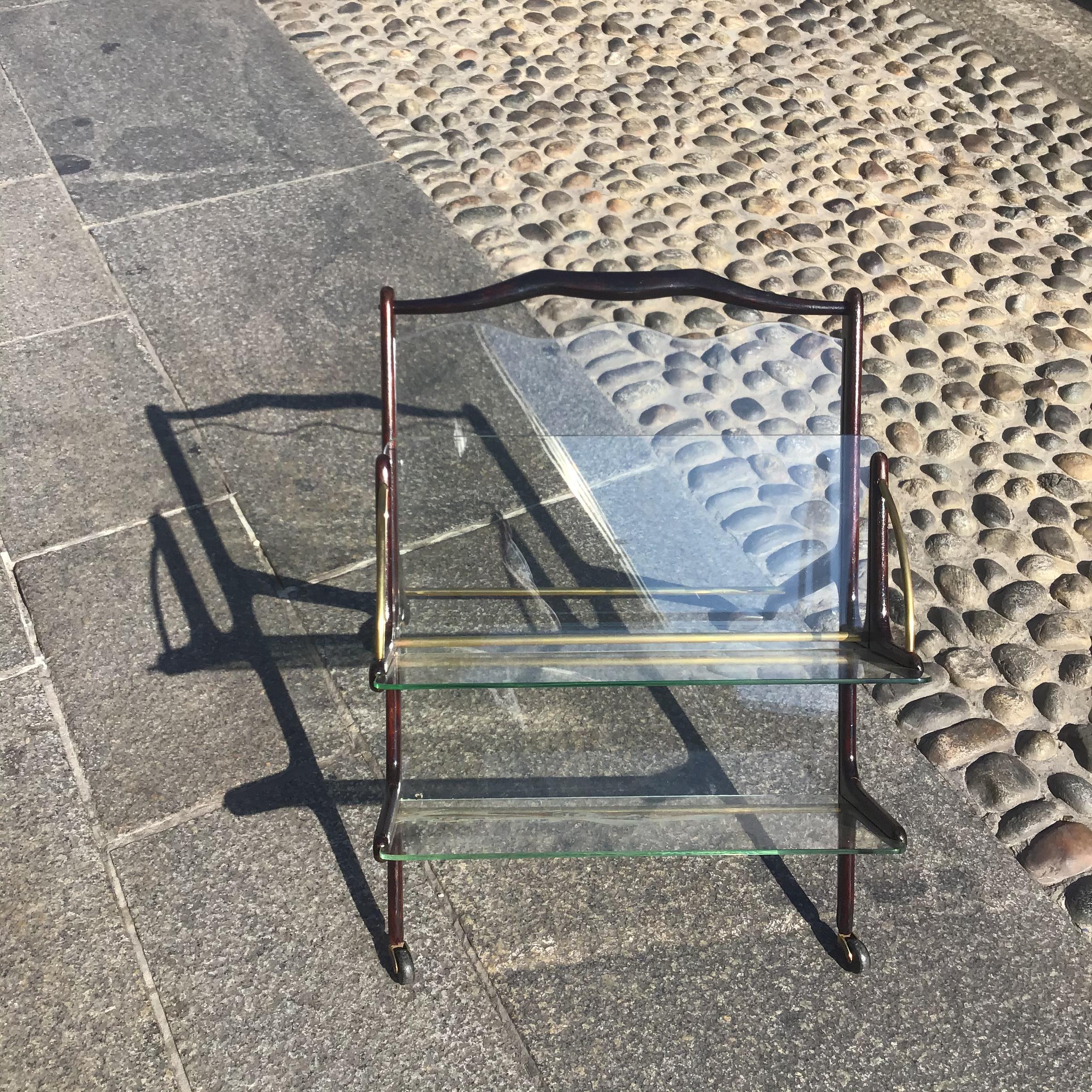 Ivo Parisi Porte-magazine  à roulettes à trois compartiments Laiton bois verre 1950 Itali en vente 8
