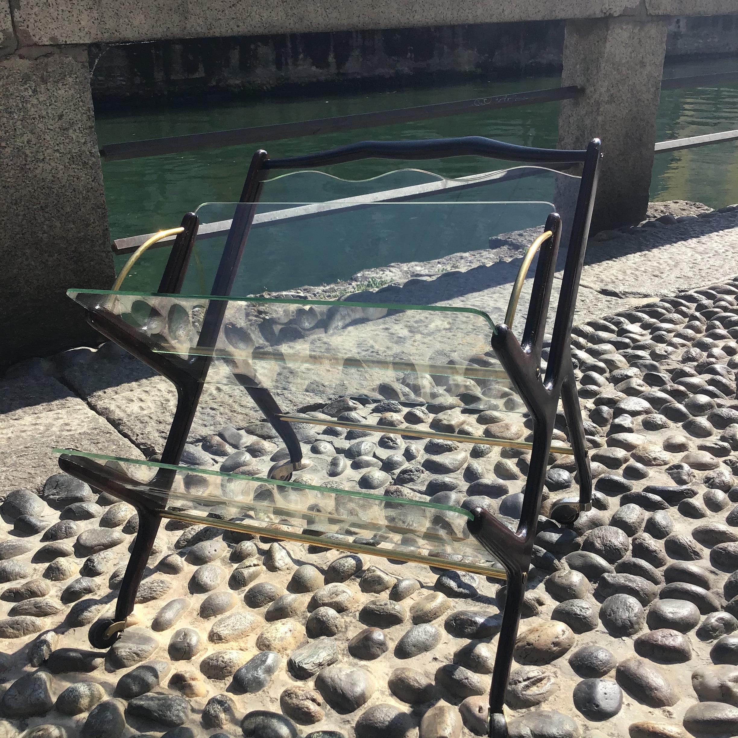 Autre Ivo Parisi Porte-magazine  à roulettes à trois compartiments Laiton bois verre 1950 Itali en vente