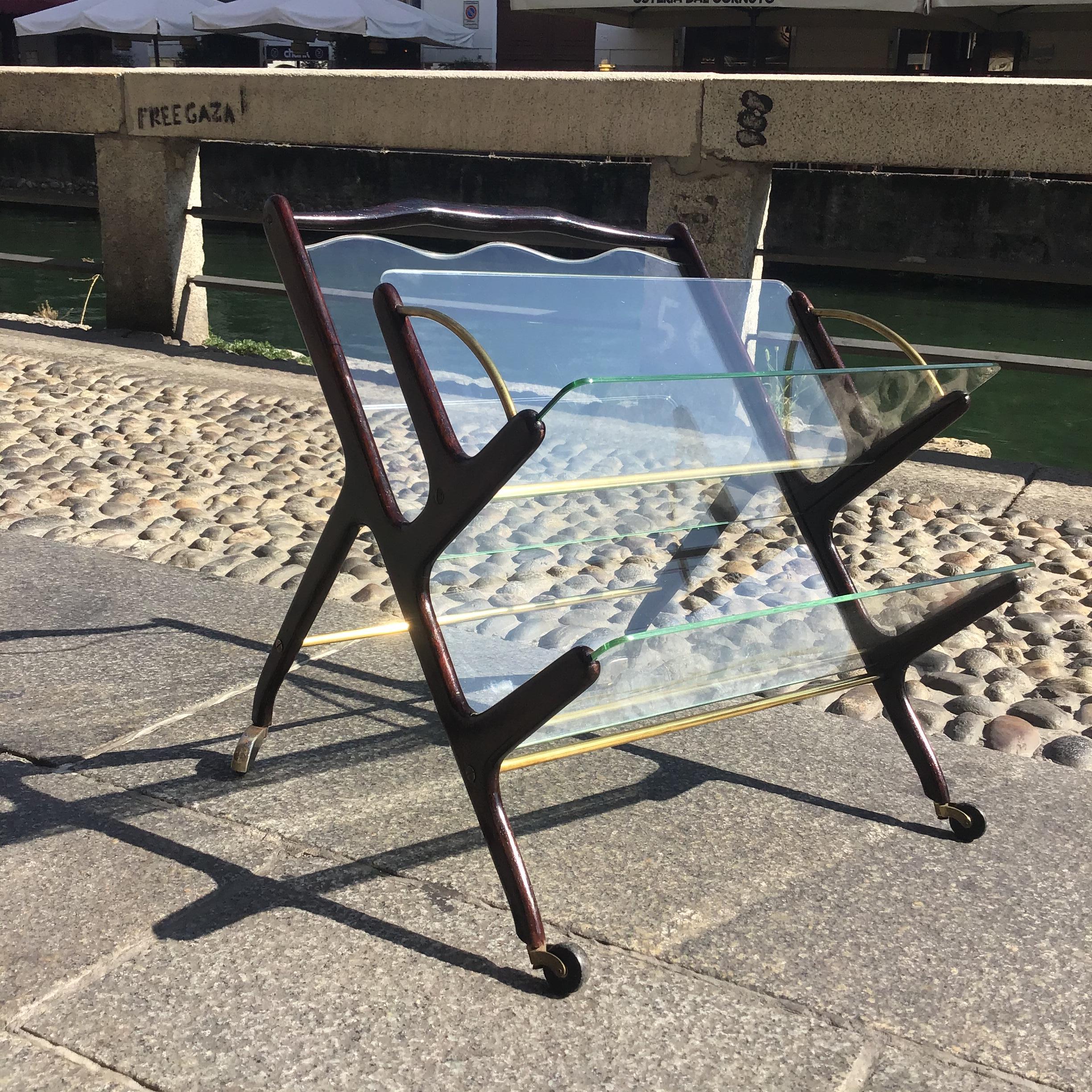Ivo Parisi Porte-magazine  à roulettes à trois compartiments Laiton bois verre 1950 Itali Excellent état - En vente à Milano, IT