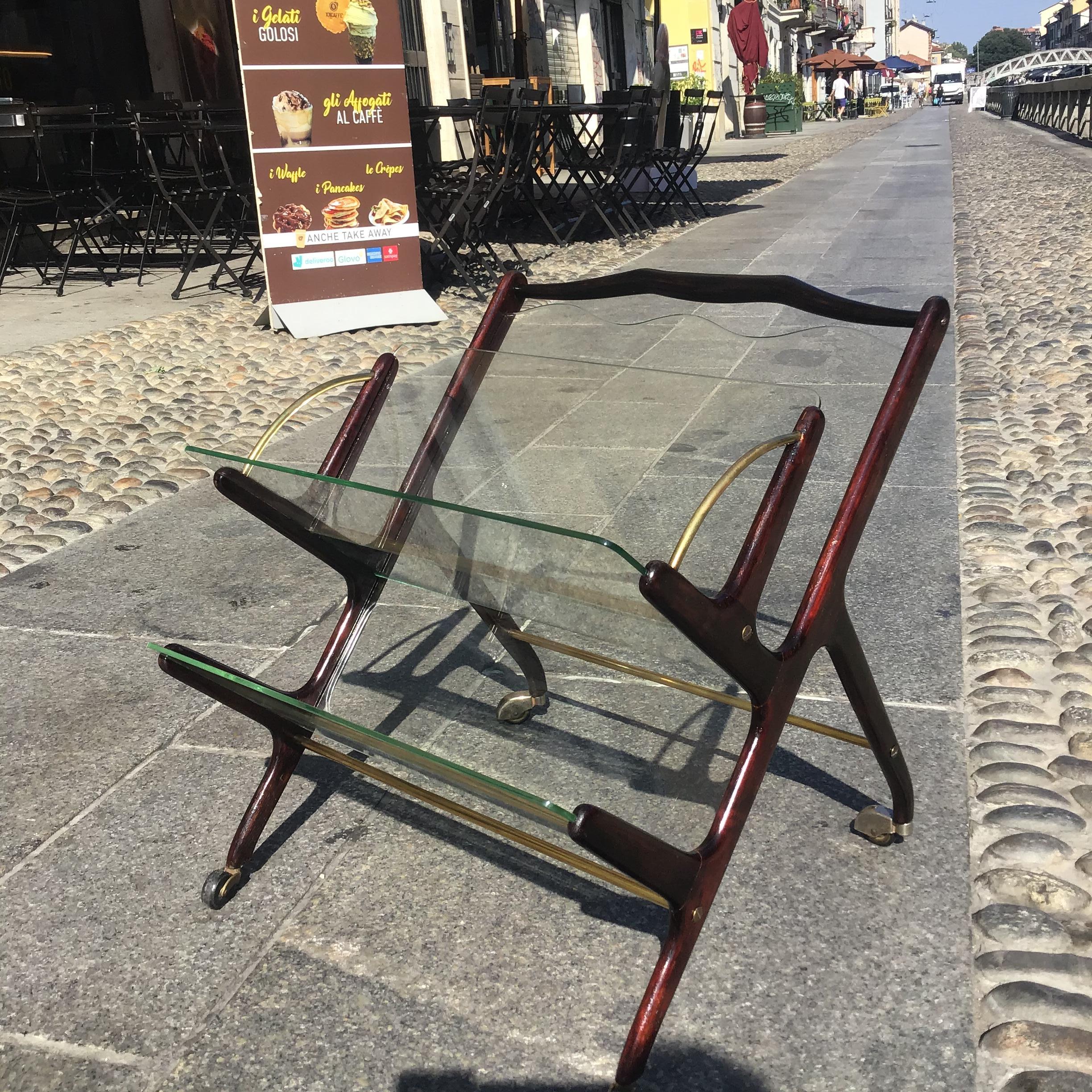 Ivo Parisi Porte-magazine  à roulettes à trois compartiments Laiton bois verre 1950 Itali en vente 1