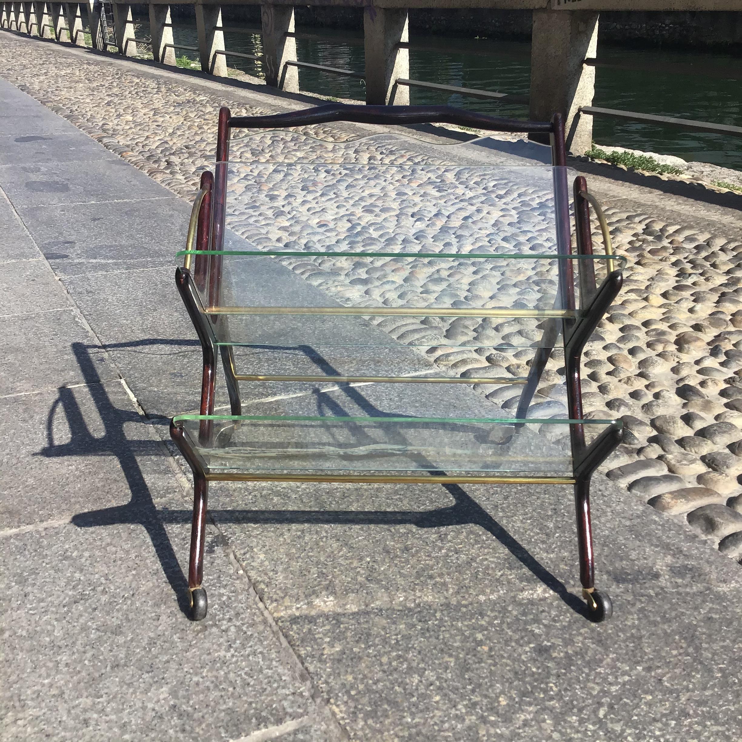 Ivo Parisi Porte-magazine  à roulettes à trois compartiments Laiton bois verre 1950 Itali en vente 2