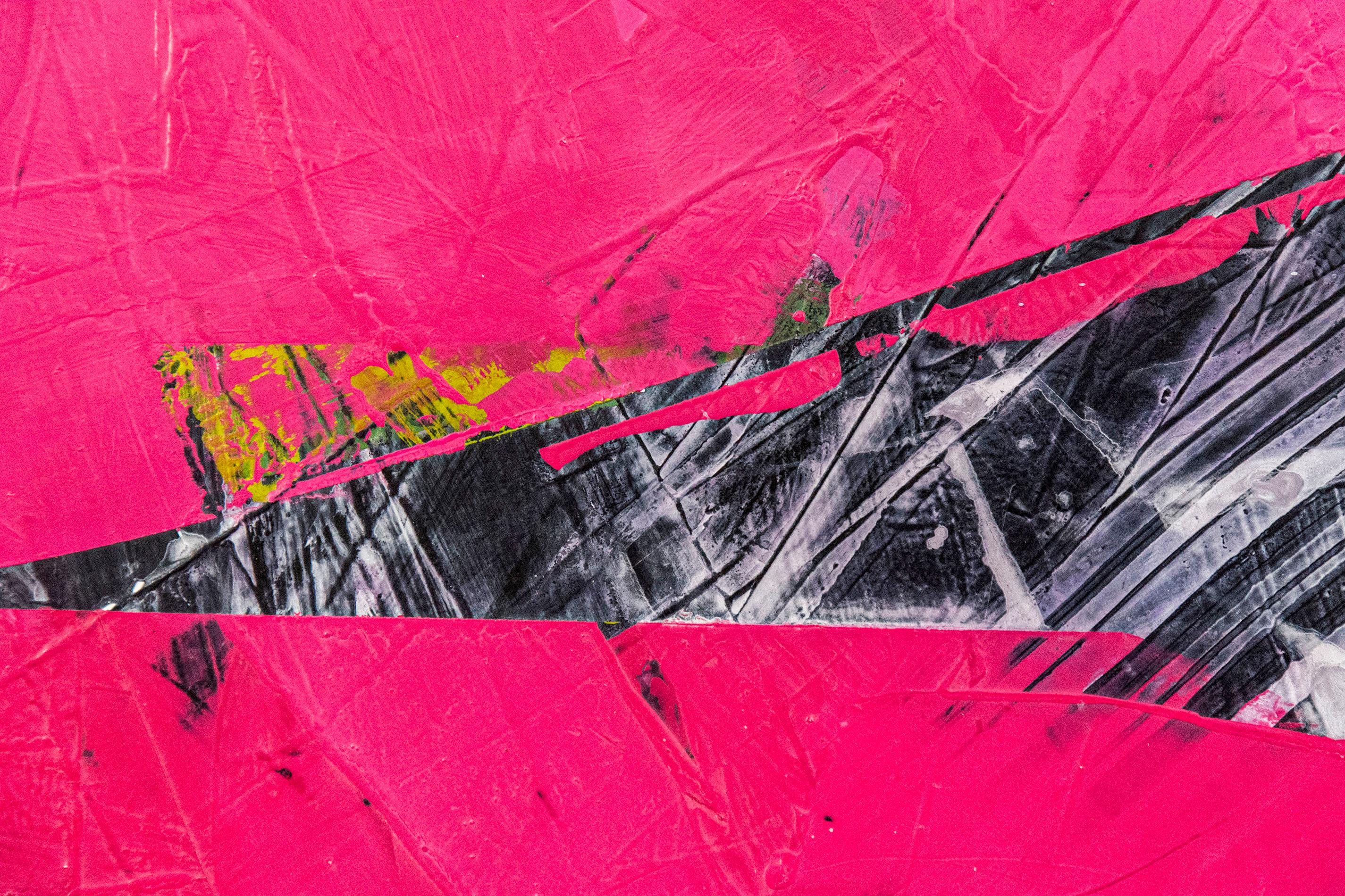Forme di fucsia intenso si muovono su passaggi di grigio tortora, verde muschio e nero in questa composizione astratta di Ivo Stoyanov. I dipinti di Stoyanov hanno una qualità simile all'affresco, con la superficie tesa della tela levigata fino a