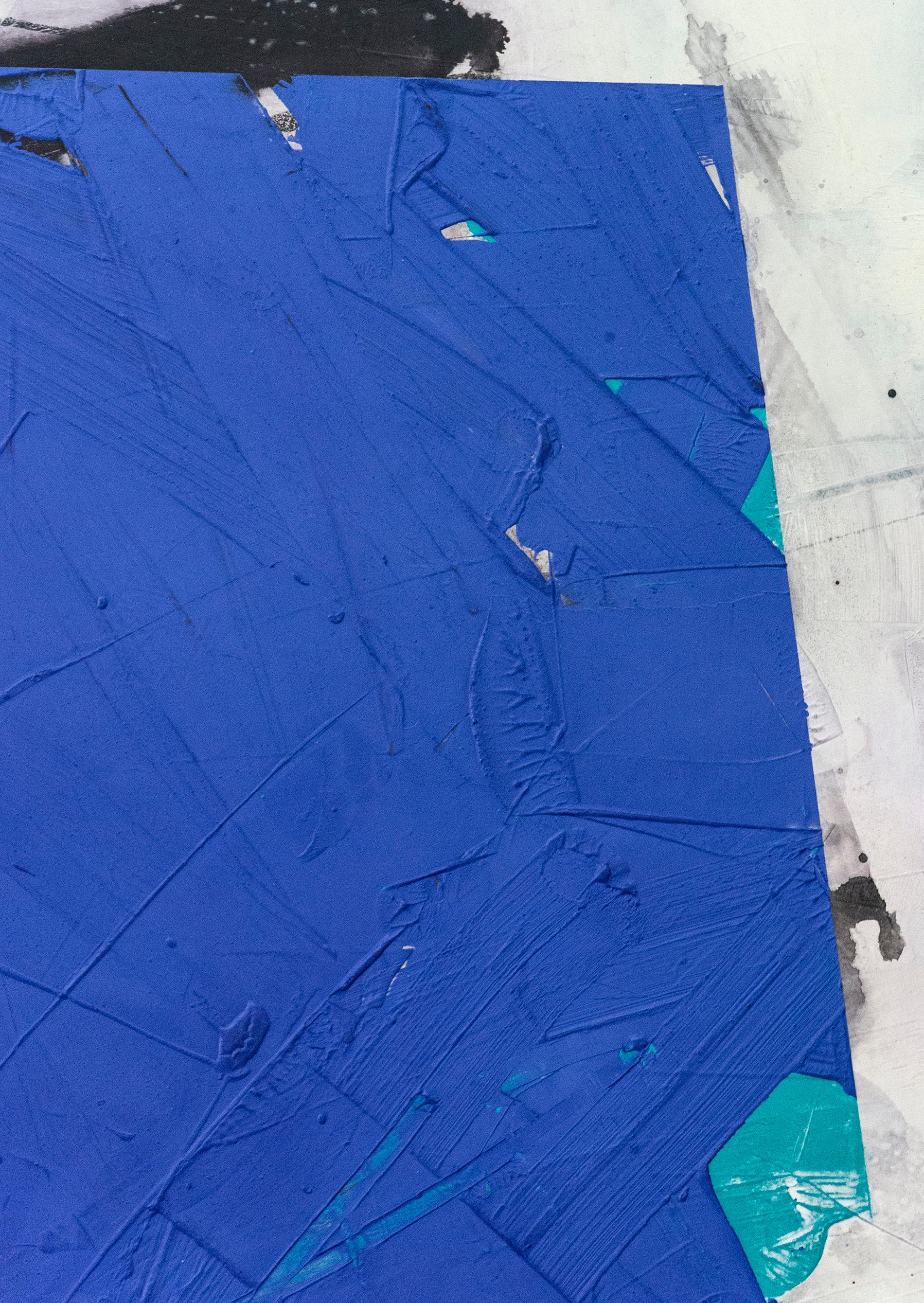 Audaci rettangoli di un vivace blu fluttuano su un fondo di grigio tortora e nero in questo elegante dipinto di Ivo Stoyanov. I dipinti di Stoyanov hanno una qualità simile all'affresco, con la superficie tesa della tela levigata fino a raggiungere