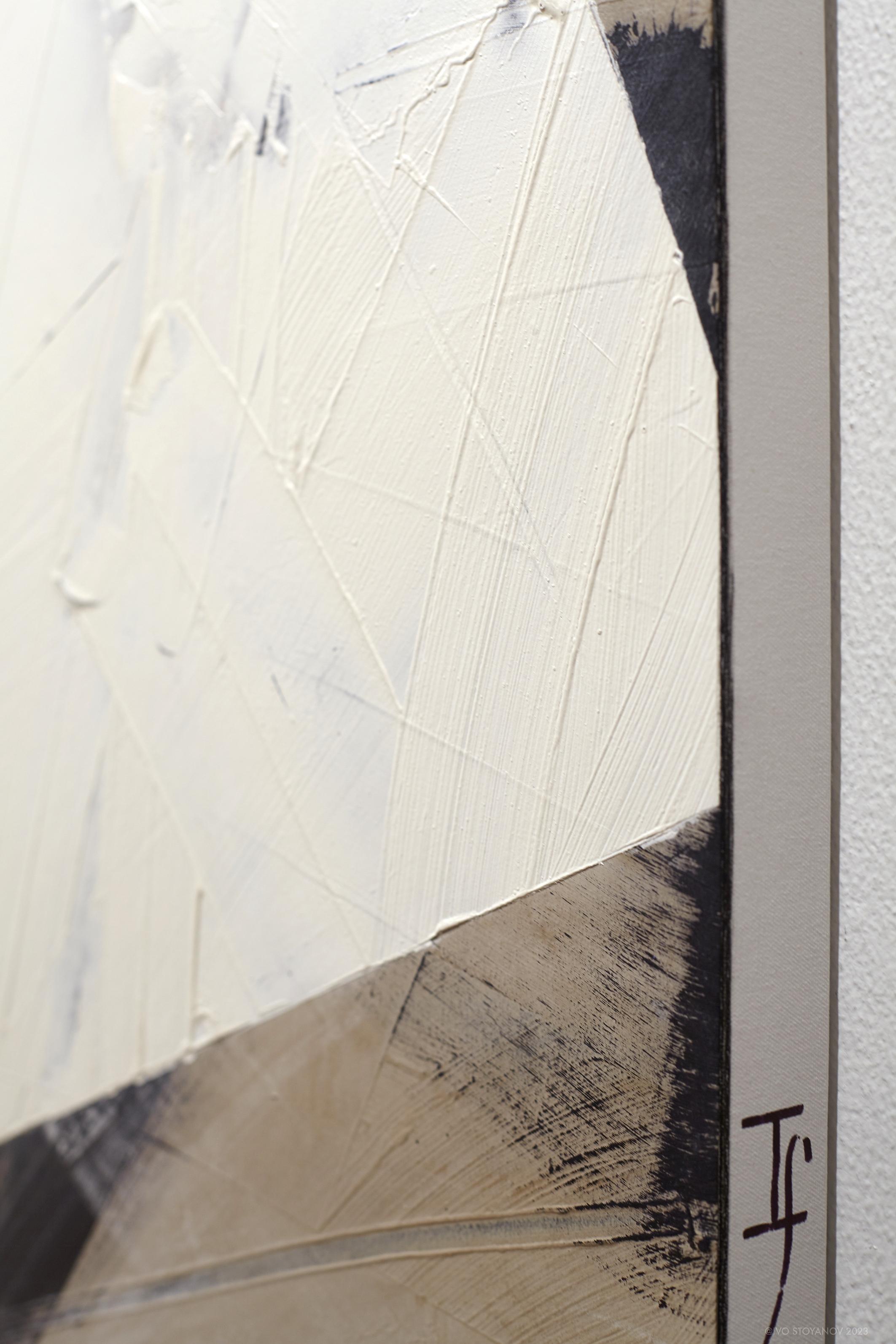 Strati rigogliosi di pittura bianca in pennellate espressive formano un motivo geometrico che si sviluppa sulla tela in questo coinvolgente astratto di Ivo Stoyanov. Riconosciuto a livello internazionale per le sue composizioni dinamiche, l'artista