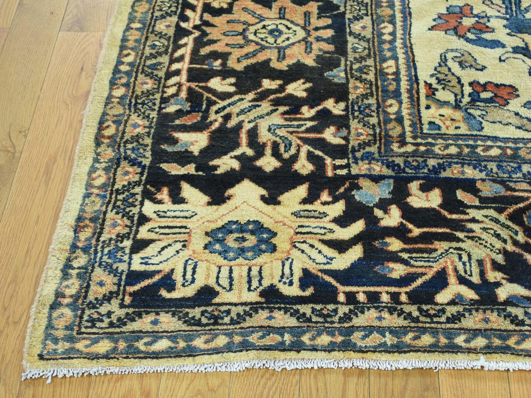 Tapis persan Lilahan ivoire 1920 fait à la main, motif floral en vente 2