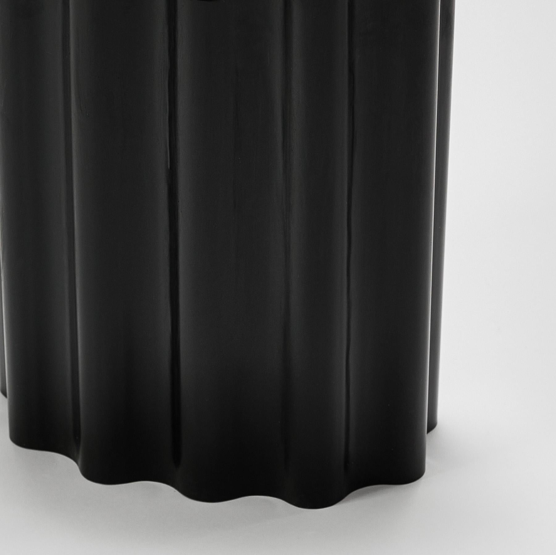 Table basse ovale ivoire et noire de Perler  Neuf - En vente à Geneve, CH