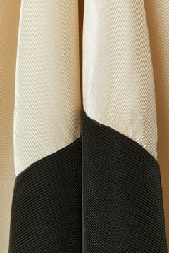 Elfenbeinfarbenes und schwarzes plissiertes und drapiertes Bustier-Abendkleid GIANFRANCO FERRÉ