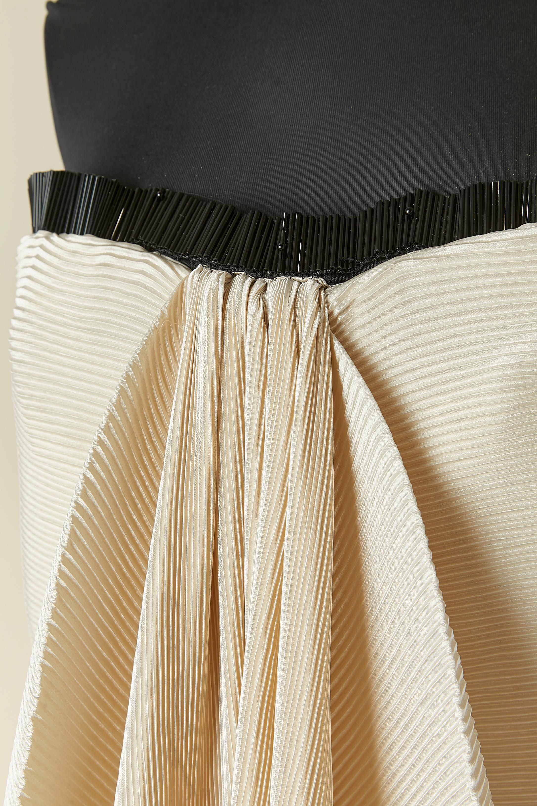 Noir Robe de soirée bustier plissée et drapée ivoire et noire Gianfranco Ferré en vente