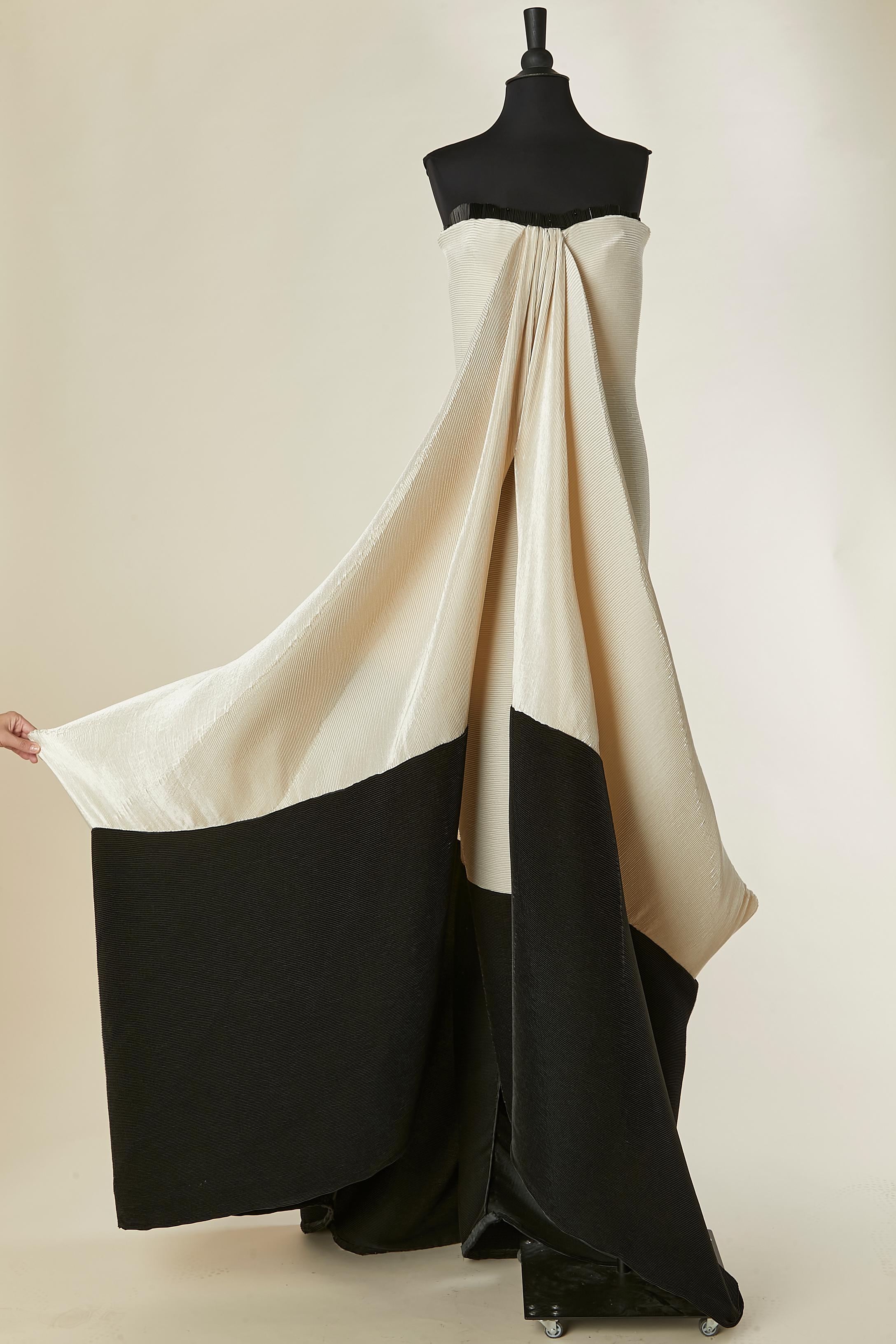 Robe de soirée bustier plissée et drapée ivoire et noire Gianfranco Ferré en vente 1