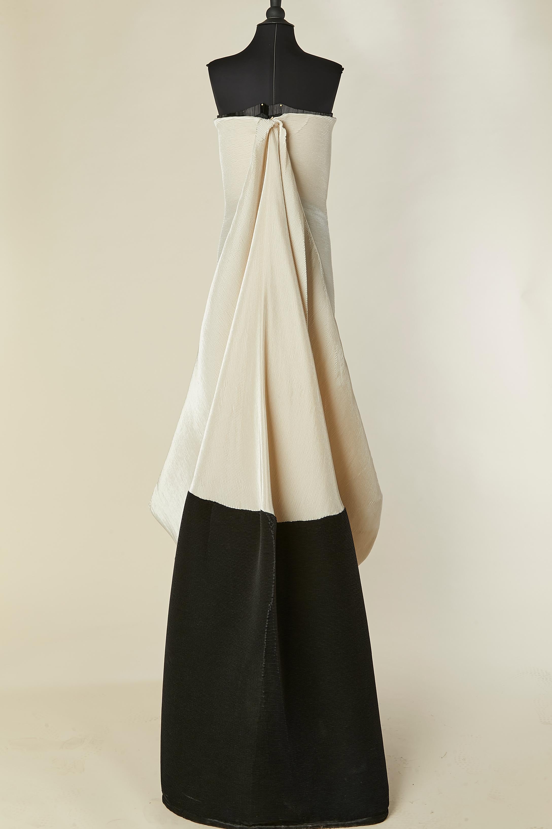Robe de soirée bustier plissée et drapée ivoire et noire Gianfranco Ferré en vente 3