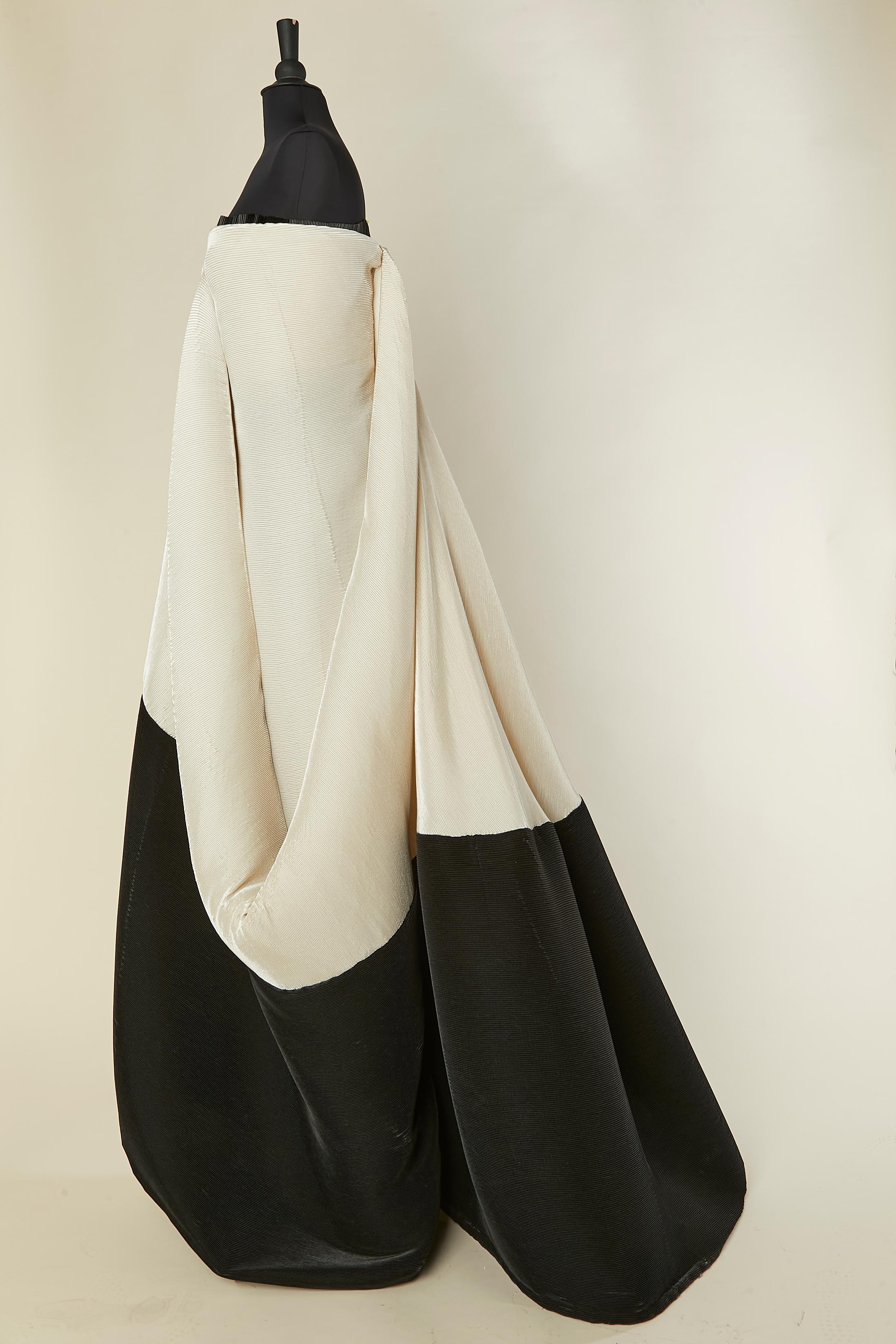 Robe de soirée bustier plissée et drapée ivoire et noire Gianfranco Ferré en vente 4