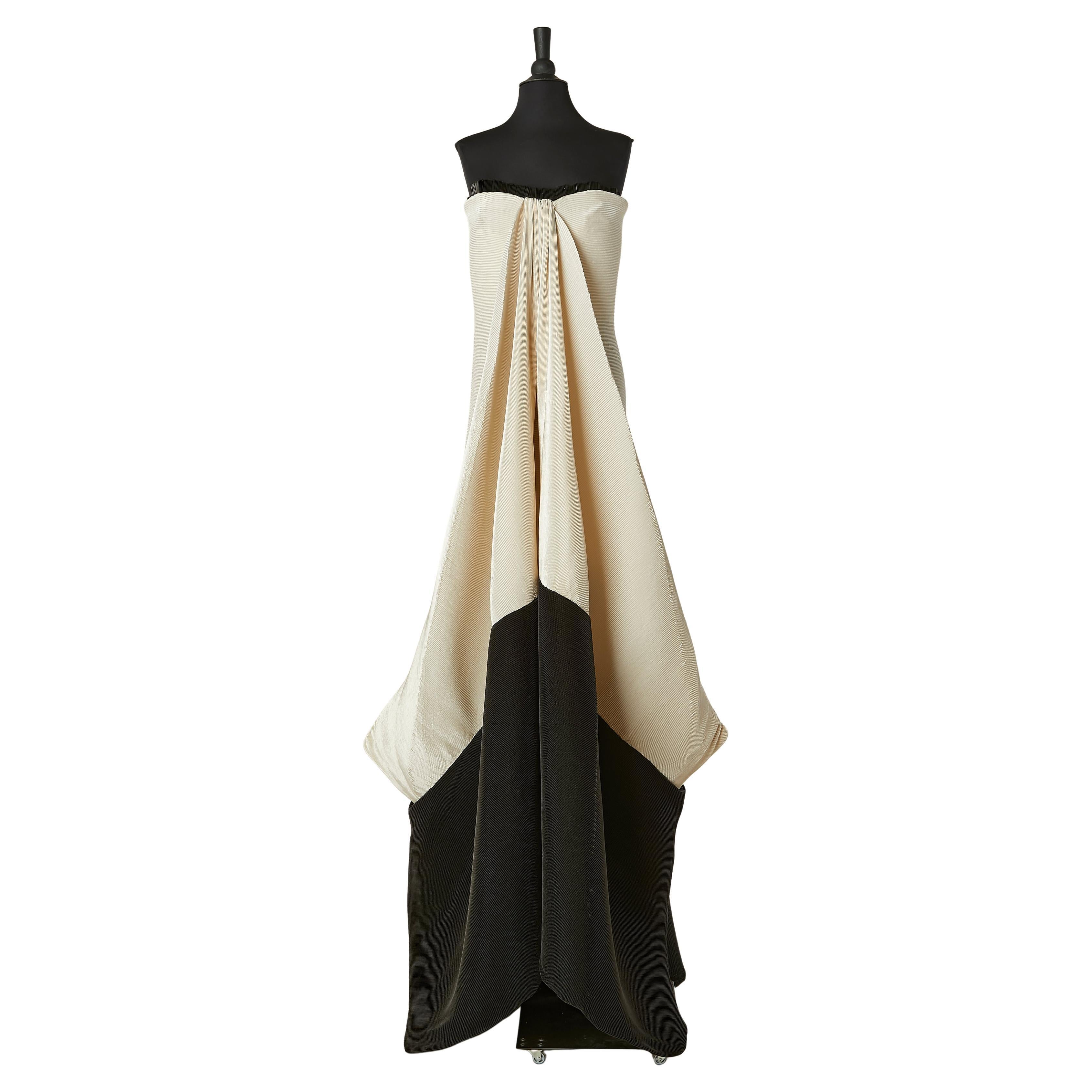 Robe de soirée bustier plissée et drapée ivoire et noire Gianfranco Ferré en vente