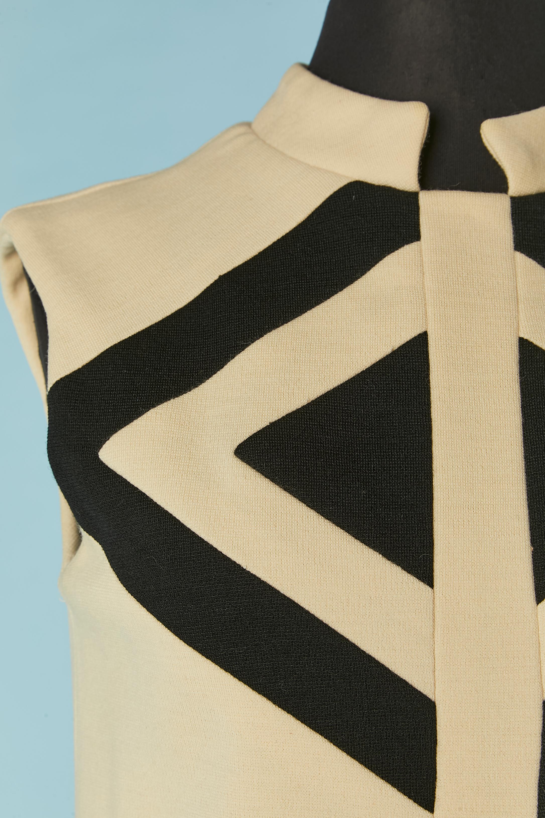 Vestido sin mangas de punto de lana marfil y negro con estampado gráfico. 
Cierre con cremallera y corchetes en la parte central de la espalda. Se ha cortado la etiqueta de la marca. 
TALLA M 