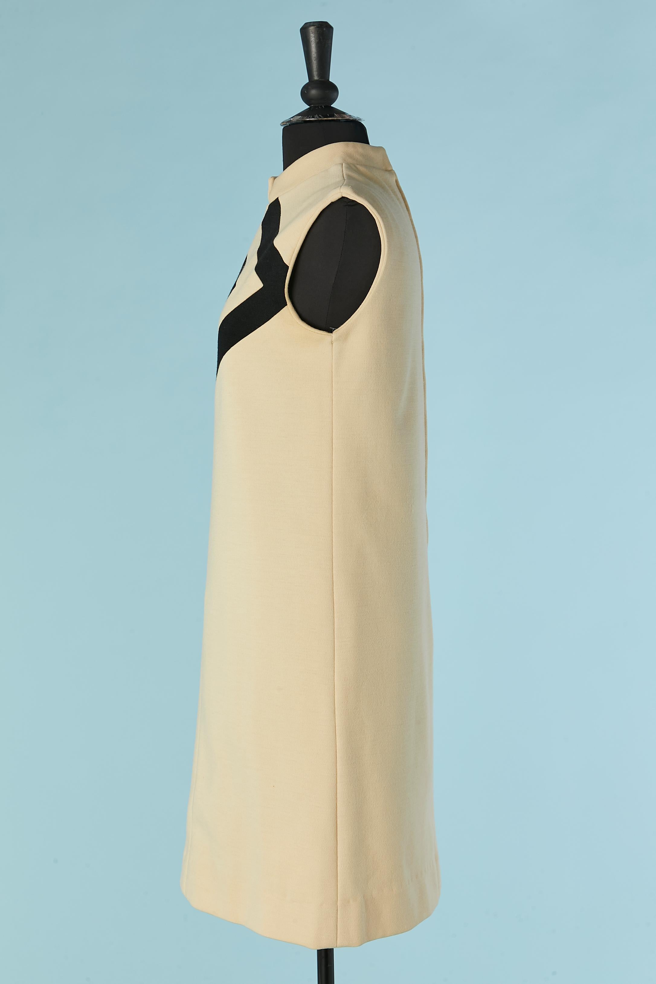 Vestido sin mangas de jersey de lana marfil y negro con estampado gráfico Circa 1960's Blanco en venta