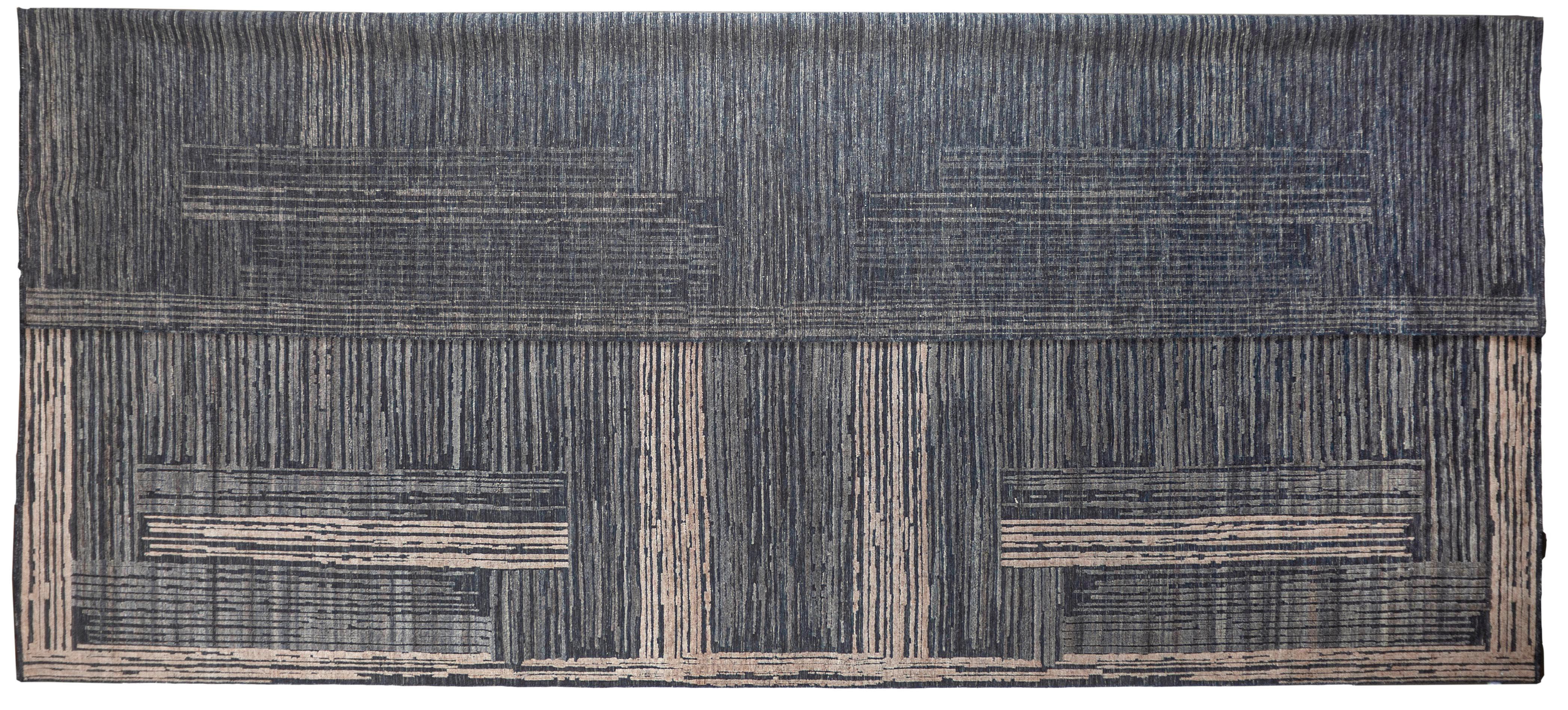 I colori dell'avorio e del blu, con l'alternanza di linee orizzontali e verticali, creano un motivo contemporaneo che crea un tappeto sereno e divertente, in grado di valorizzare qualsiasi spazio. Questo tappeto moderno/contemporaneo è realizzato
