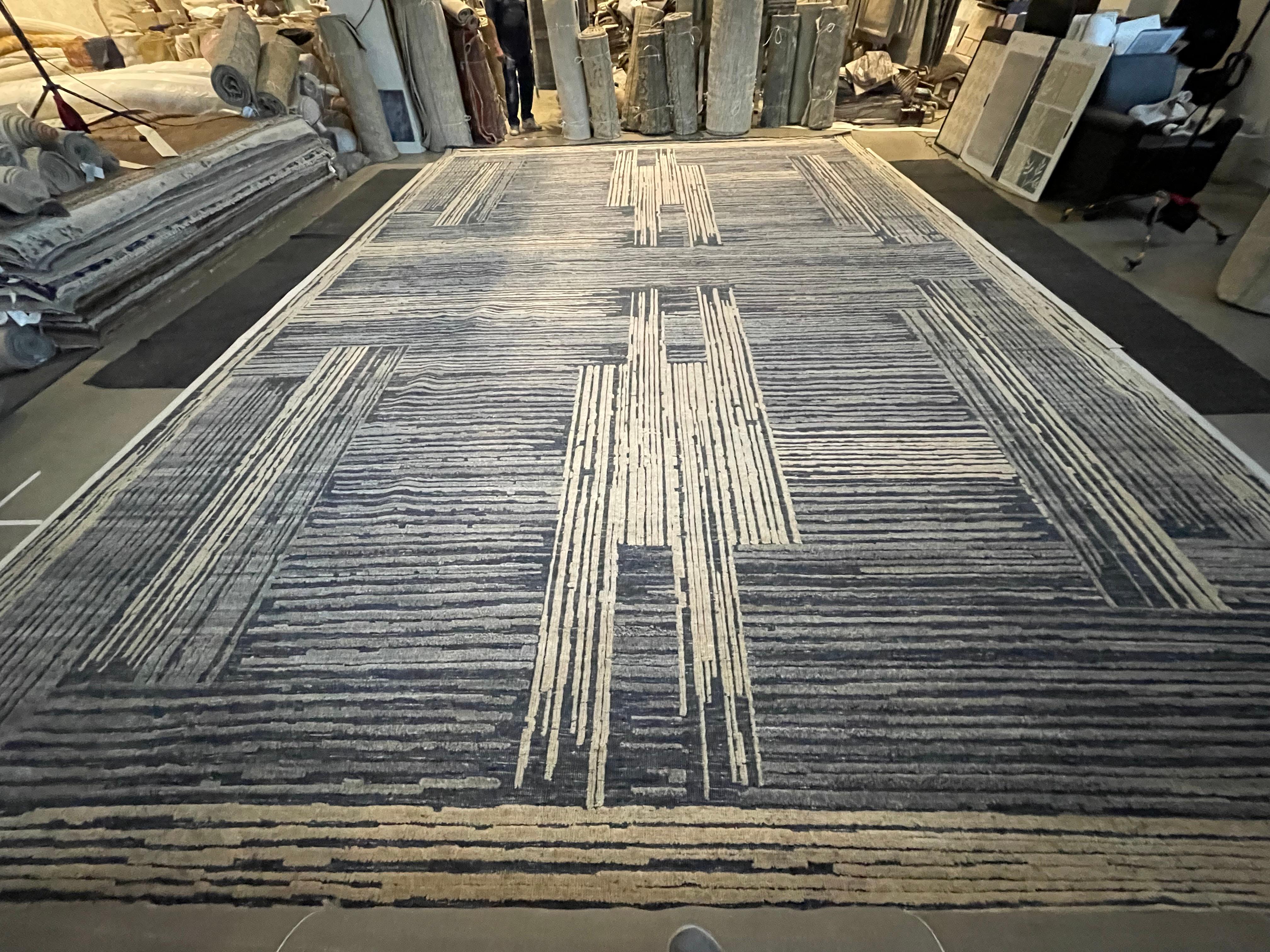 Annodato a mano Tappeto di area avorio e blu dal design moderno in vendita