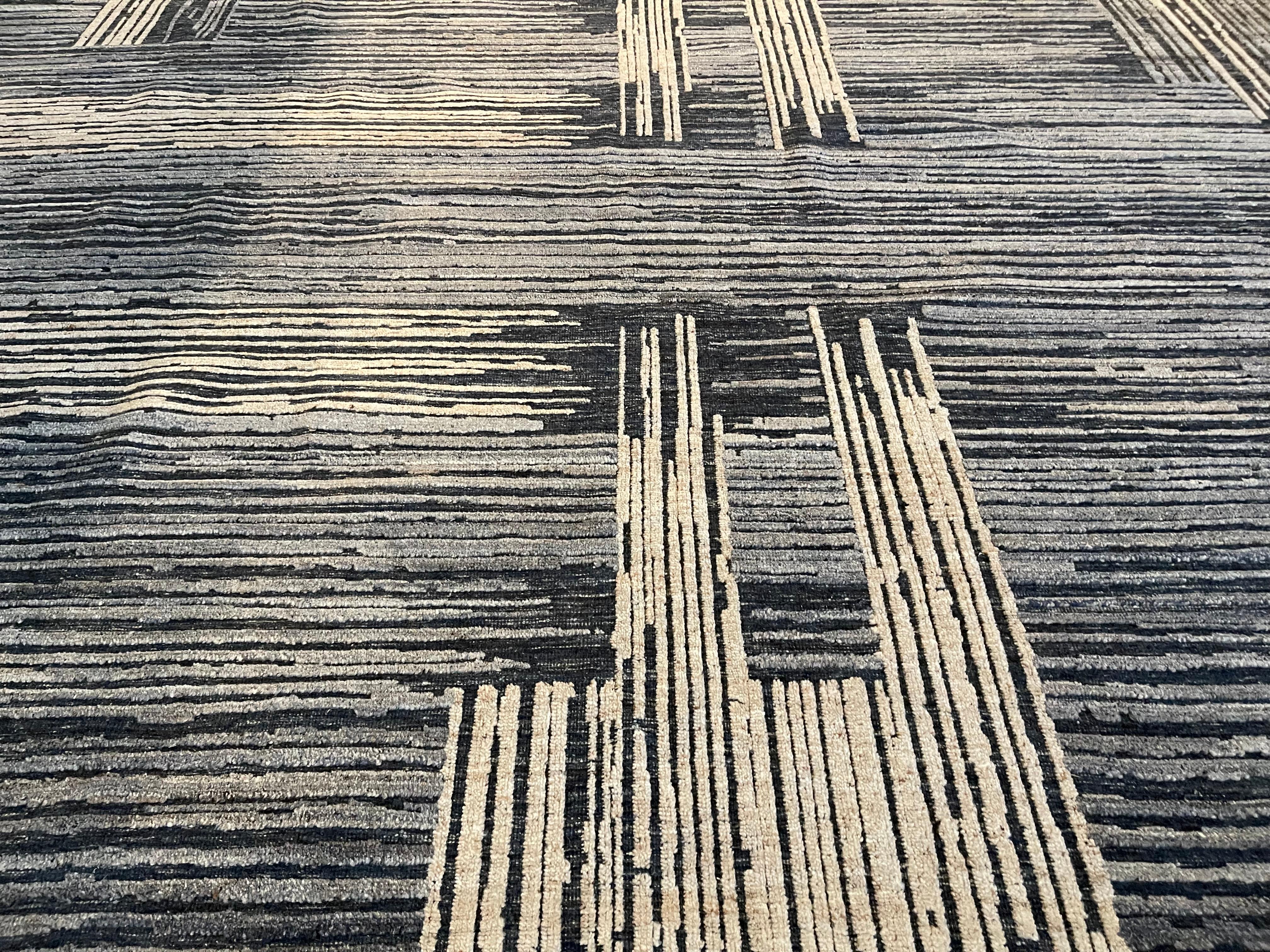 Tappeto di area avorio e blu dal design moderno In condizioni Nuovo in vendita a West Hollywood, CA
