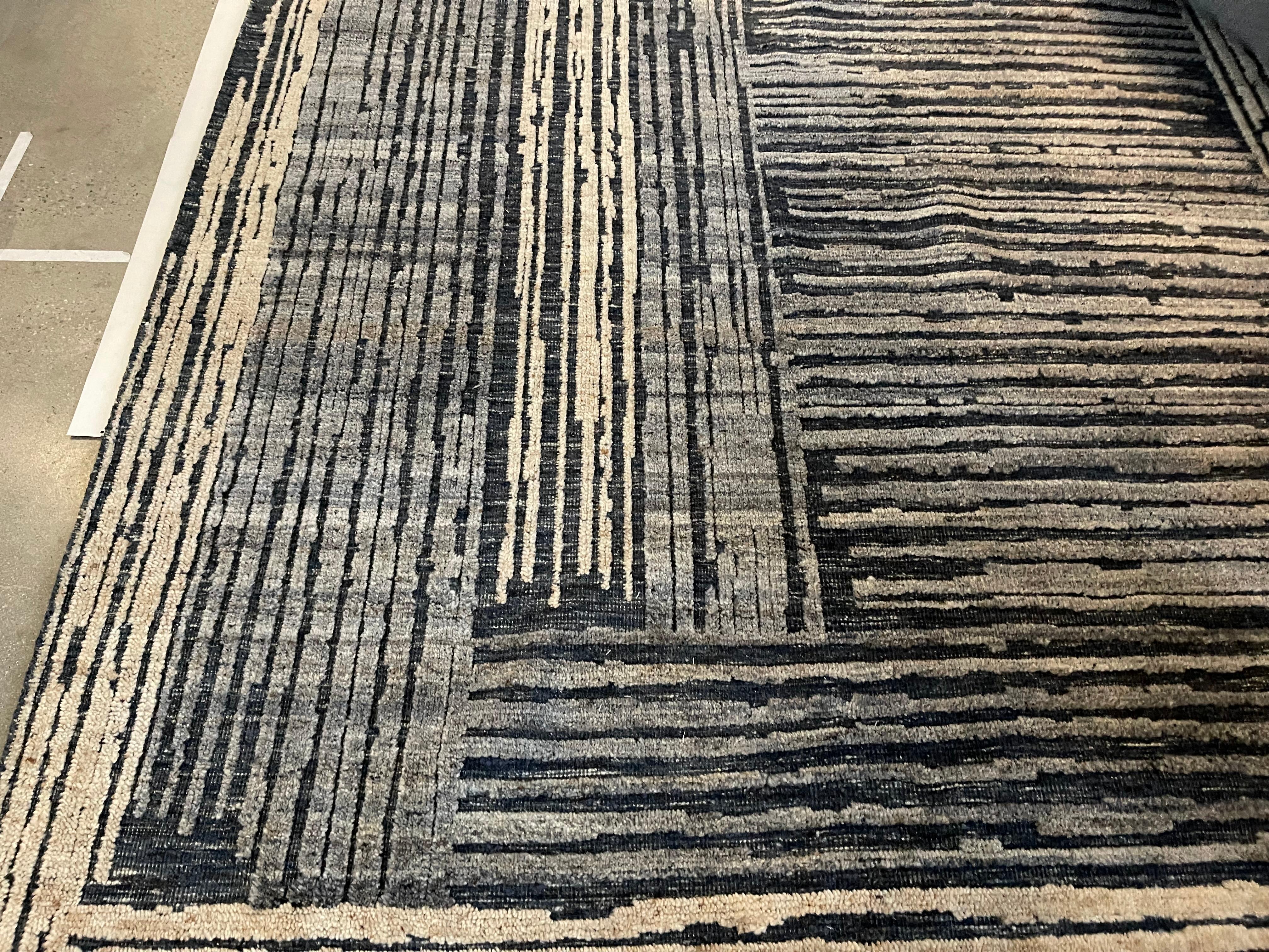 XXI secolo e contemporaneo Tappeto di area avorio e blu dal design moderno in vendita